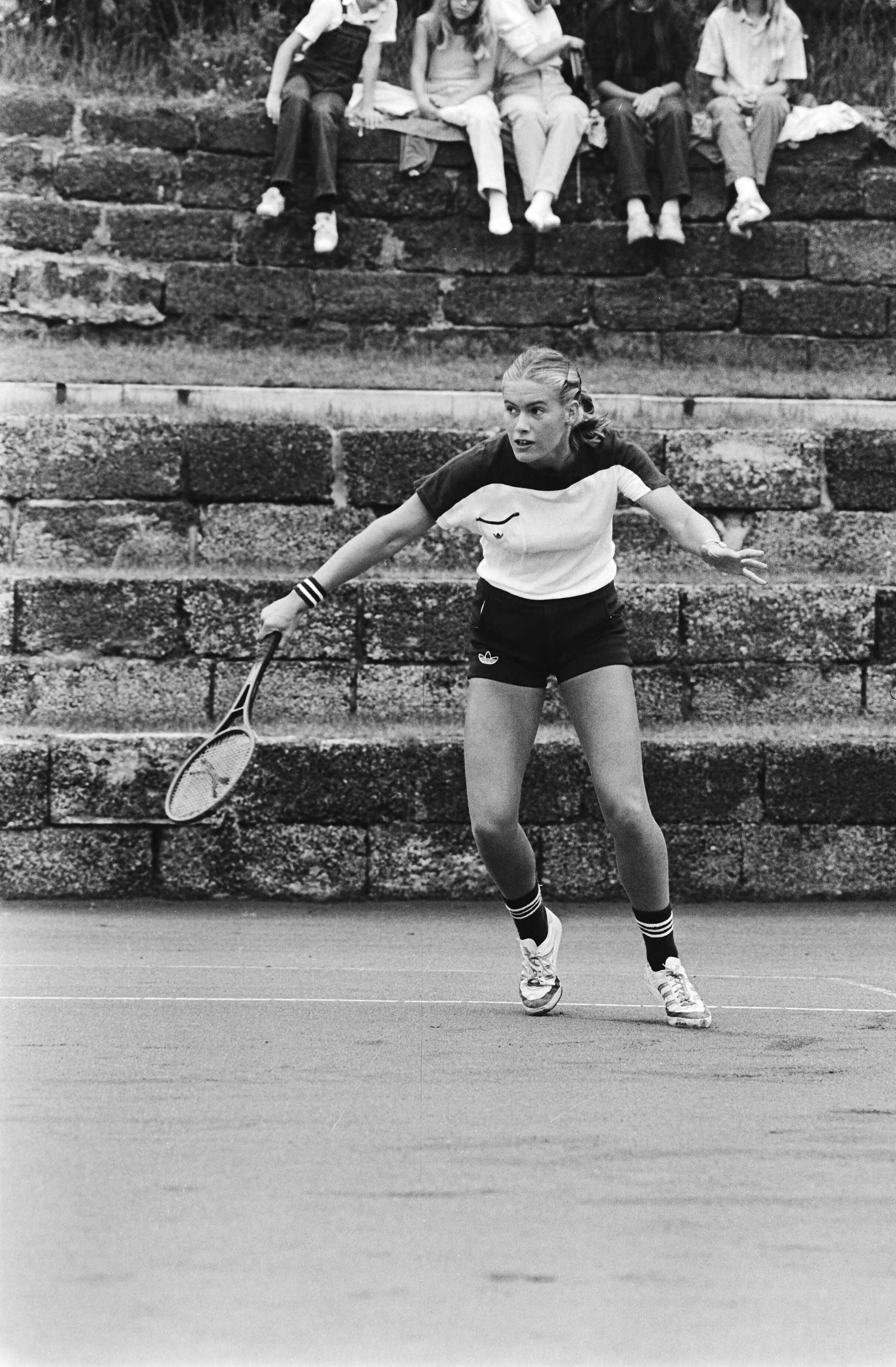 Nationale tenniskampioenschappen te Scheveningen — Marianne van der Torre in aktie — Foto: Antonisse, Marcel / Anefo. Licentie: Set B: Rechtenvrij / Publiek Domein. Bron: Nationaal Archief. http://hdl.handle.net/10648/ace5a3e4-d0b4-102d-bcf8-003048976d84