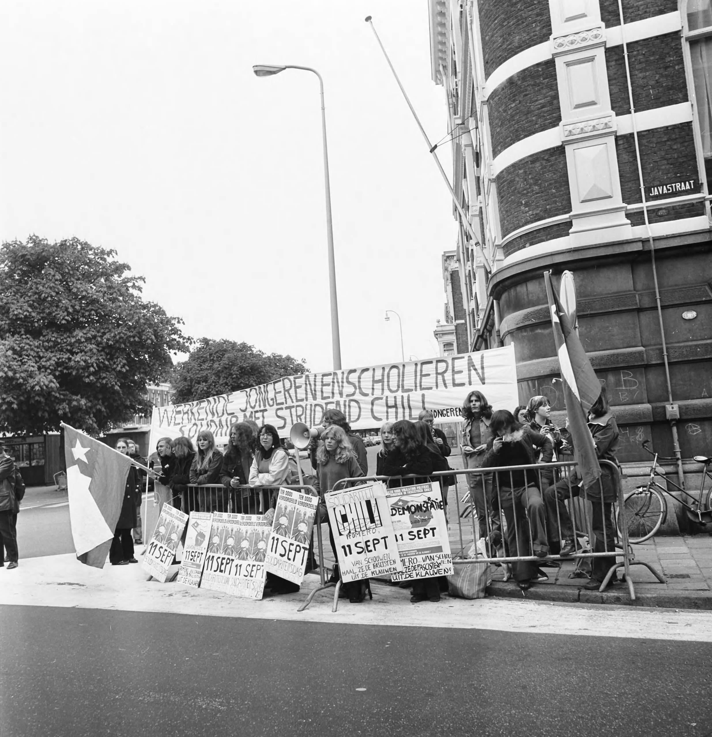 Fotocollectie Anefo — Werkende jongeren demonstreren bij Chileense ambassade in Den Haag — Foto: Mieremet, Rob / Anefo. Licentie: Set B: Rechtenvrij / Publiek Domein. Bron: Nationaal Archief. http://hdl.handle.net/10648/ac4a7856-d0b4-102d-bcf8-003048976d84