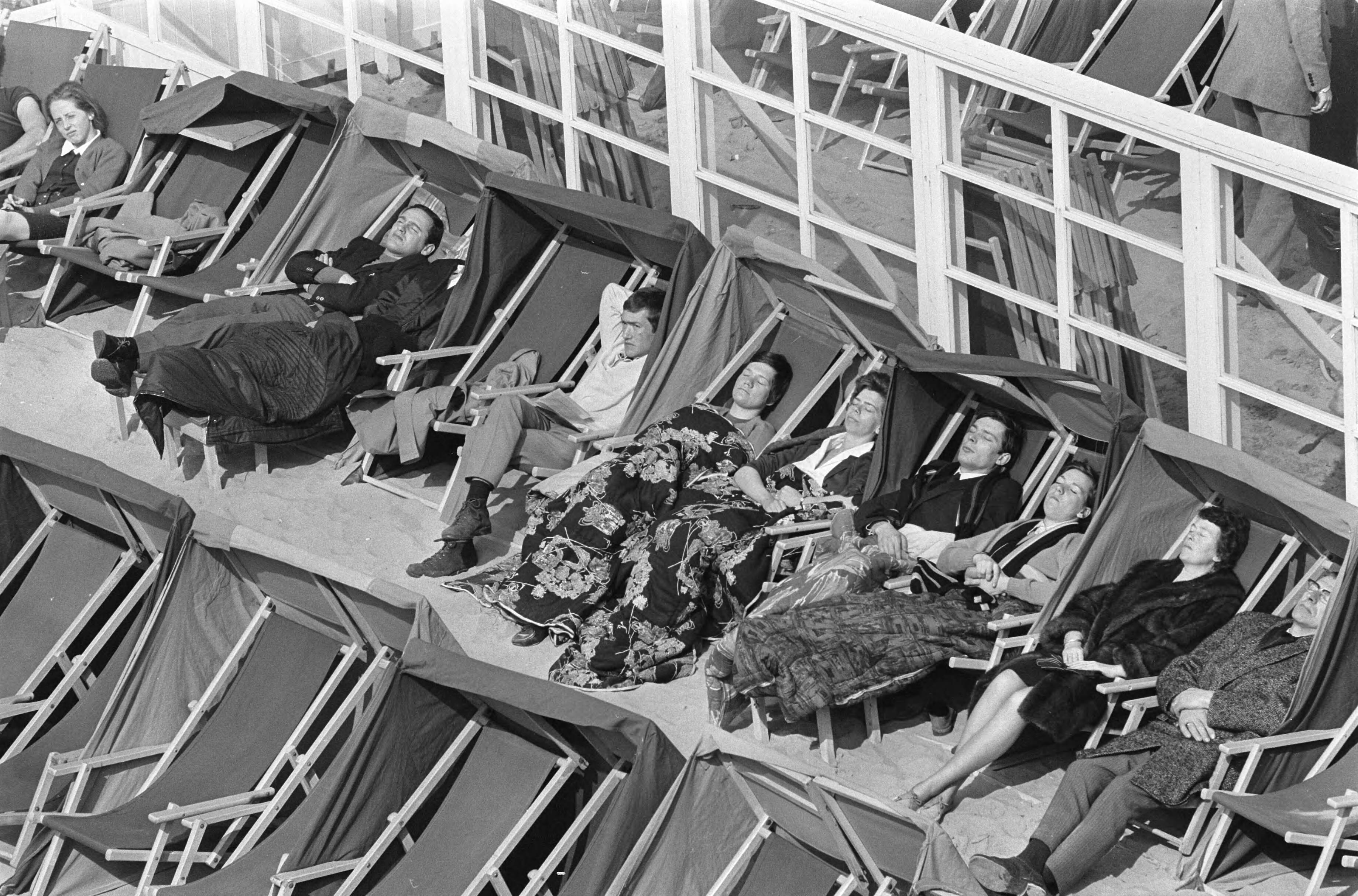 Fotocollectie Anefo — Eerste "stranddag" in Zandvoort zonnen onder dekens en jassen — Foto: Evers, Joost / Anefo. Licentie: Set B: Rechtenvrij / Publiek Domein. Bron: Nationaal Archief. http://hdl.handle.net/10648/ab631d26-d0b4-102d-bcf8-003048976d84