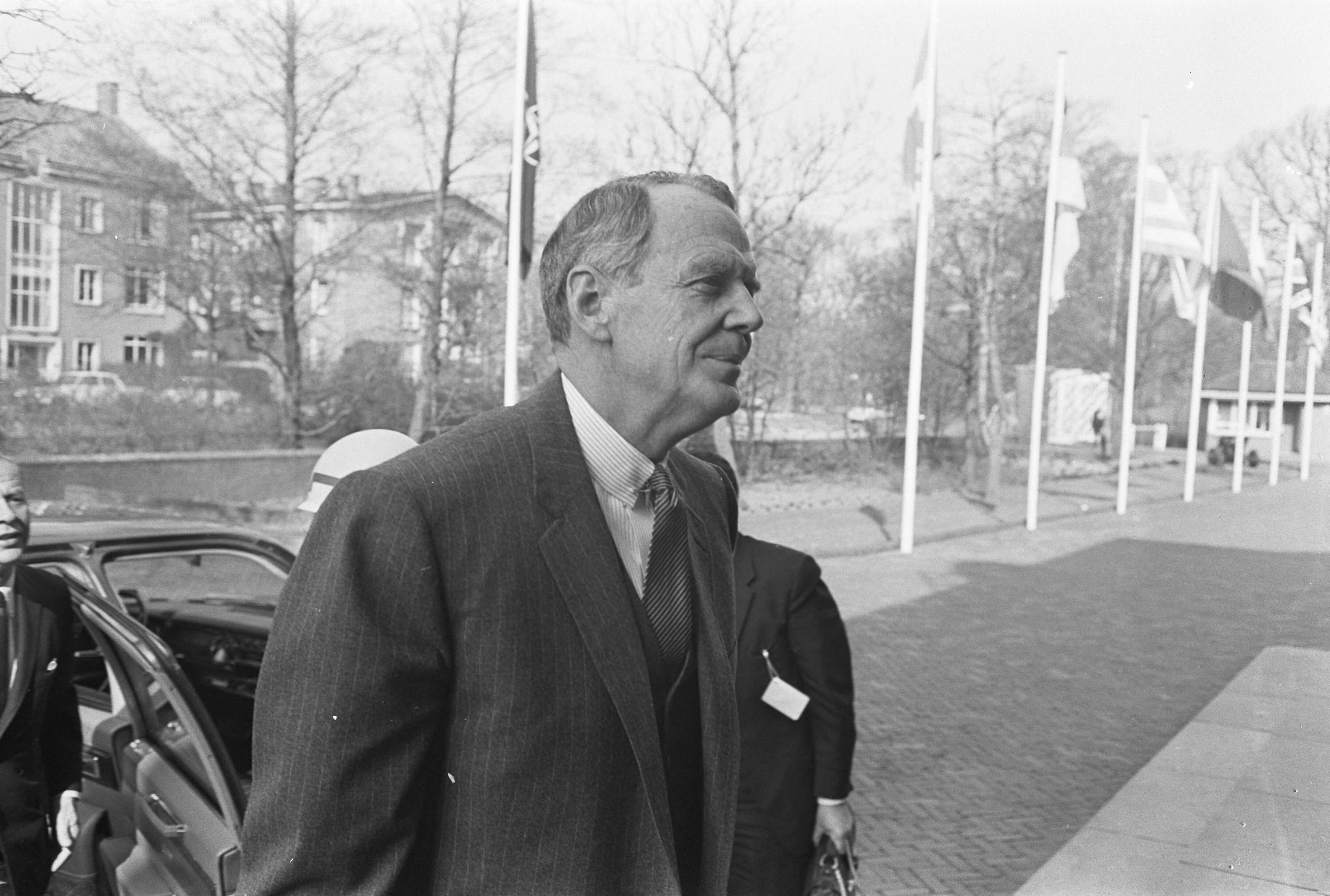 Fotocollectie Anefo — Nato vergadert in Den Haag . Amerikaanse minister van Defensie Clark H. Clifford — Foto: Koch, Eric / Anefo. Licentie: Set B: Rechtenvrij / Publiek Domein. Bron: Nationaal Archief. http://hdl.handle.net/10648/ab3d56f4-d0b4-102d-bcf8-003048976d84