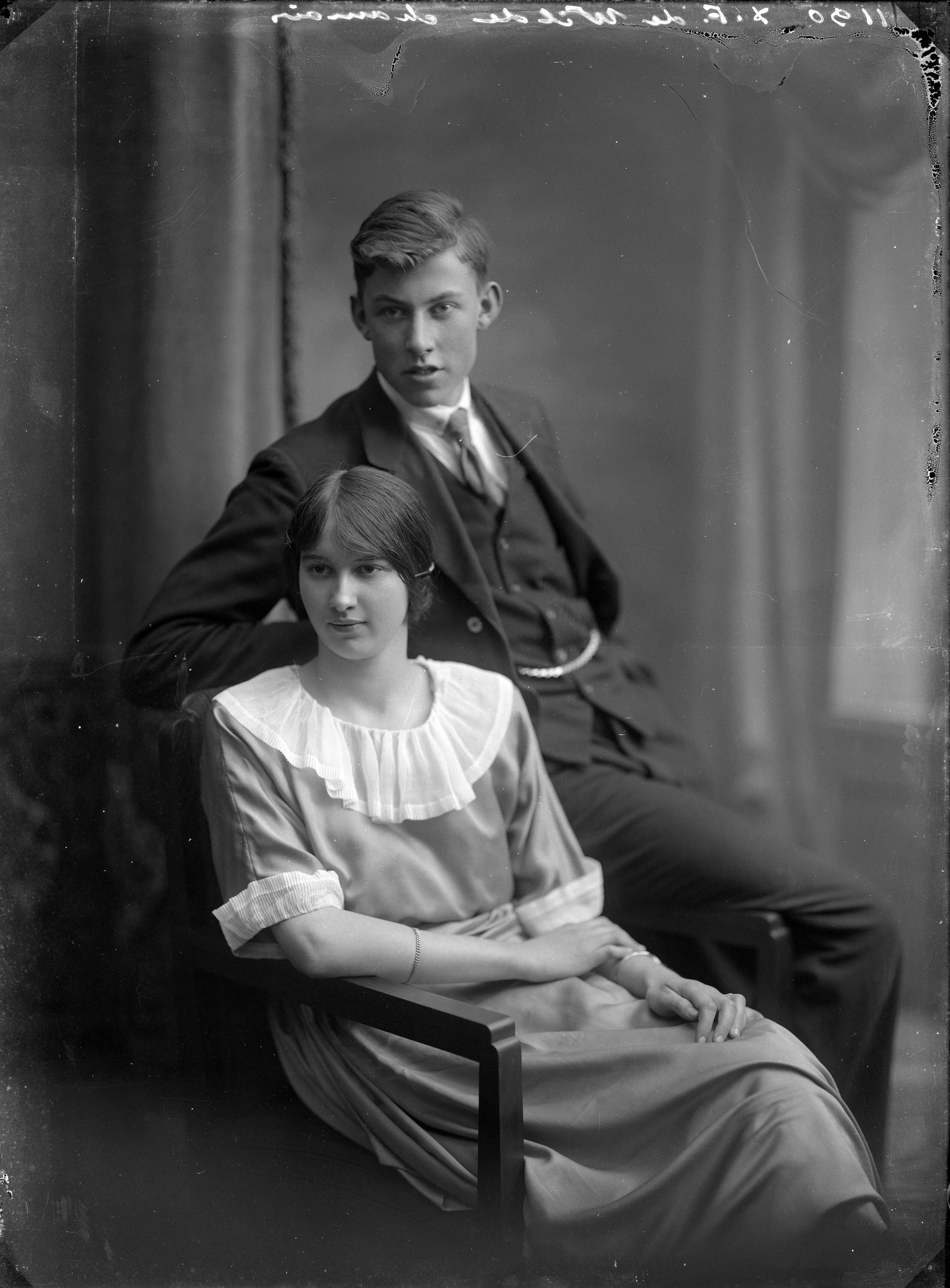Berg, van den (BERG 050) — Studio-opnames. Een jongen in driedelig pak en een meisje met jurk met grote ronde gerimpelde kraag en opstaande manchetten aan korte mouwen. Haarlem, Nederland. 1918-1930. 1190 D.F. de Wilde chamois — Foto: Berg, Th.C.J. van den / Spaarnestad Photo (05887). Licentie: Set B: Rechtenvrij / Publiek Domein. Bron: Nationaal Archief. http://hdl.handle.net/10648/35429da7-c7fb-a382-e063-6df0900a6686