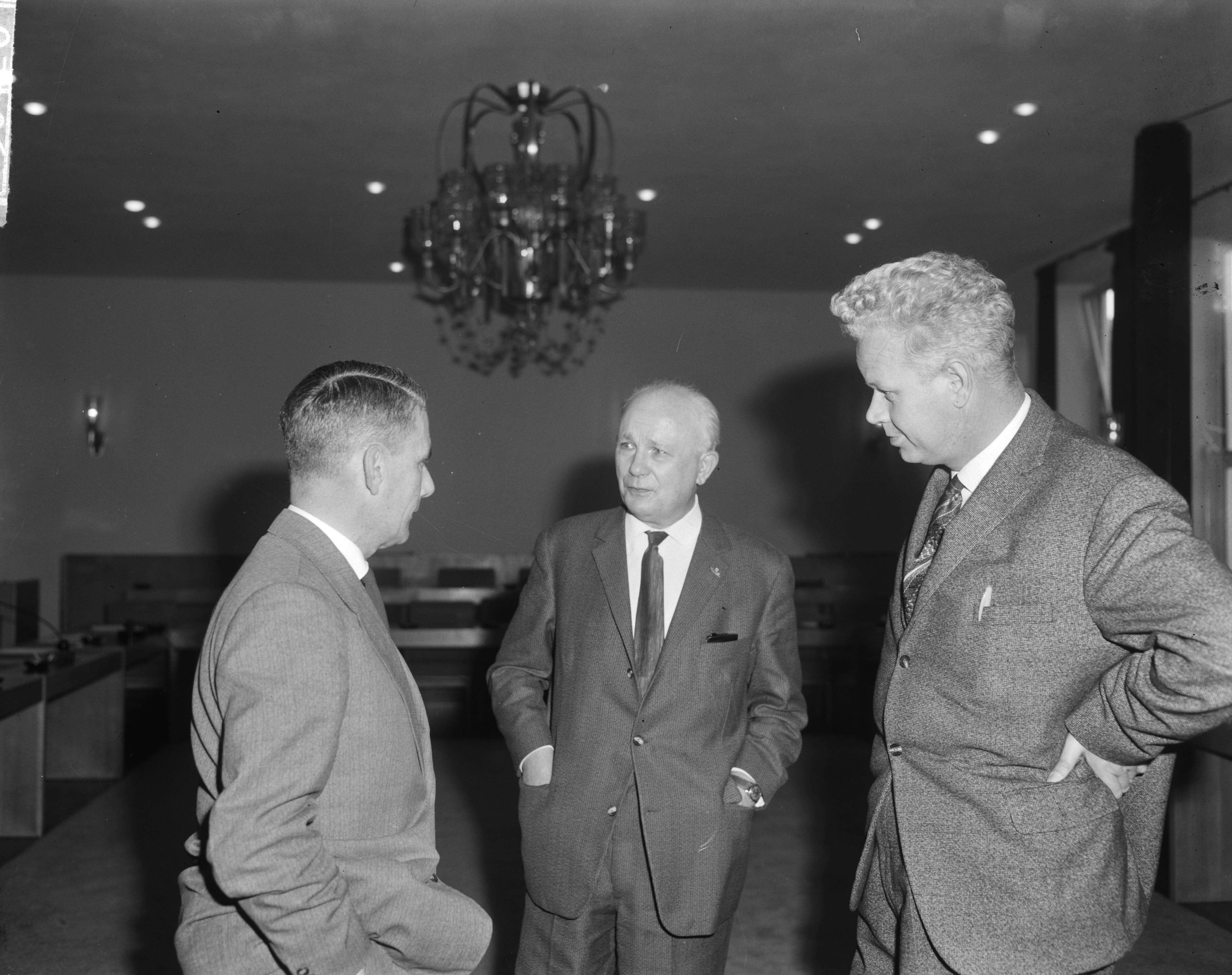 Fotocollectie Anefo — Loonoverleg in gebouw van de SER te Den Haag . Drs. D. Roemers (rechts) en dhr. Middelhuis in gesprek met mr. G. C. van Dijk (links) — Foto: Bilsen, Joop van / Anefo. Licentie: Set B: Rechtenvrij / Publiek Domein. Bron: Nationaal Archief. http://hdl.handle.net/10648/aa4a1c14-d0b4-102d-bcf8-003048976d84