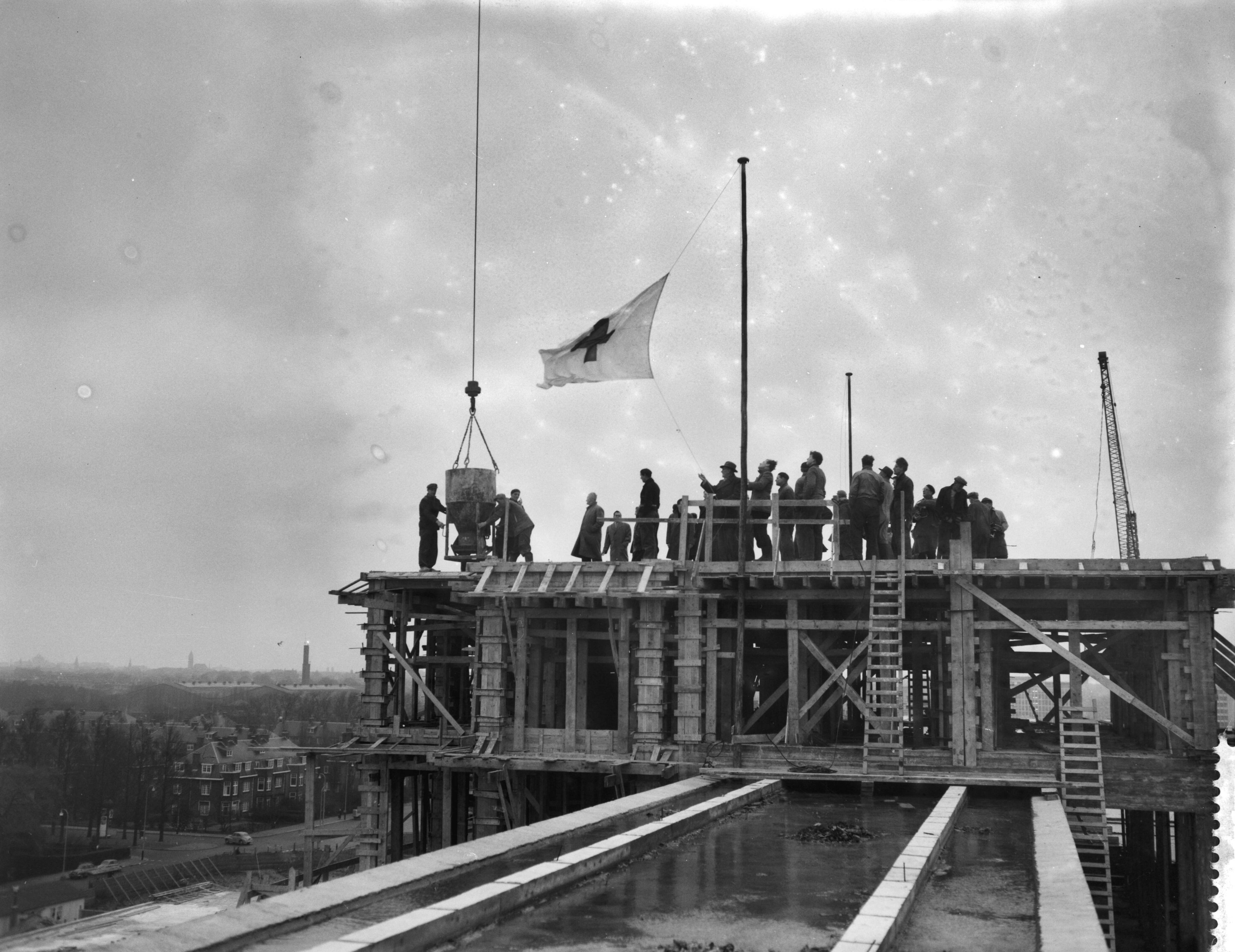 Fotocollectie Anefo — Hijsen van de vlag op het Rode Kruisziekenhuis in Den Haag — Foto: Rossem, Wim van / Anefo. Licentie: Set B: Rechtenvrij / Publiek Domein. Bron: Nationaal Archief. http://hdl.handle.net/10648/a9729208-d0b4-102d-bcf8-003048976d84