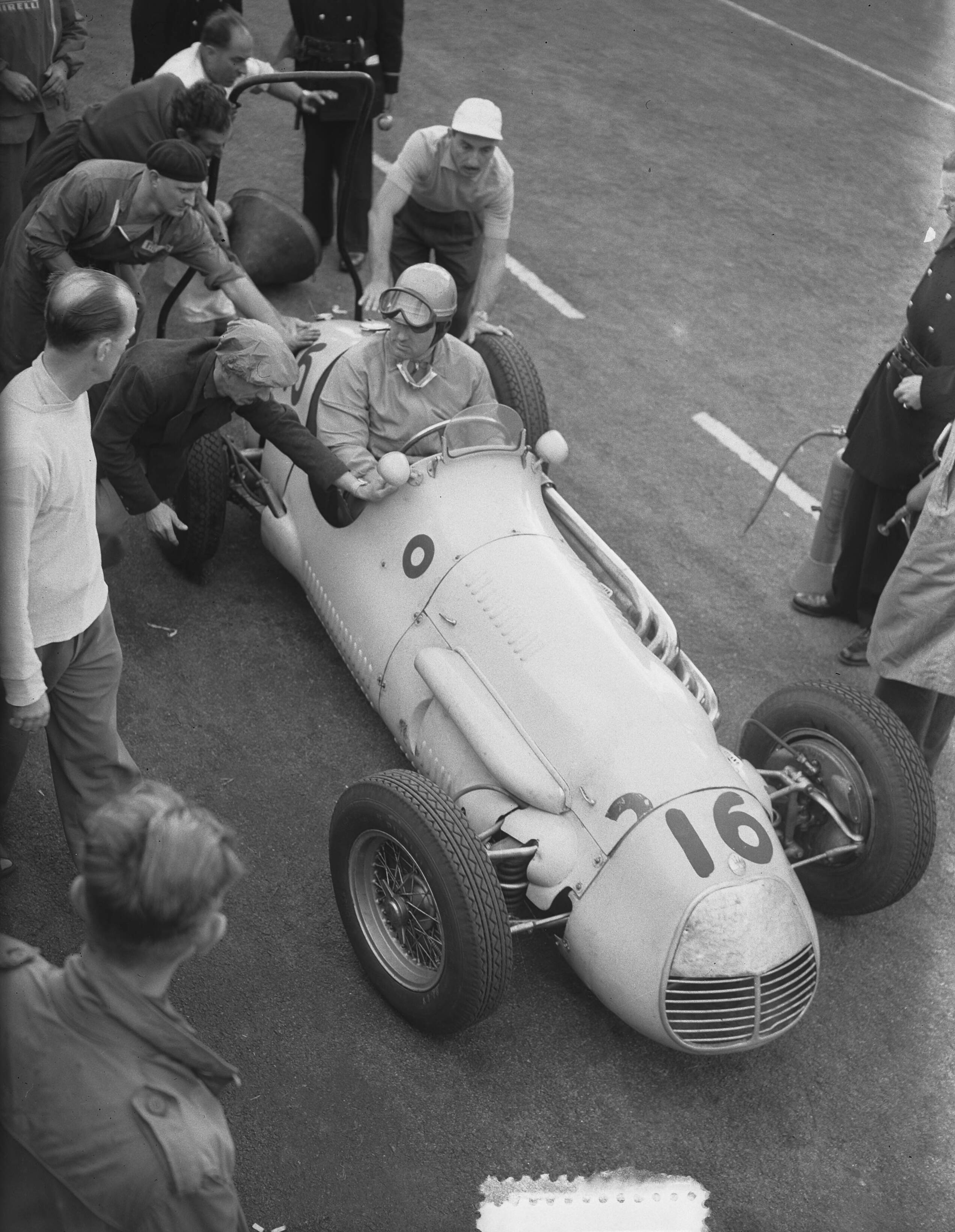 Grote Prijs van Nederland 1952 — Grote Prijs van Nederland op het circuit van Zandvoort. Jan Flinterman(Maserati) tankt — Foto: Bilsen, Joop van / Anefo. Licentie: Set B: Rechtenvrij / Publiek Domein. Bron: Nationaal Archief. http://hdl.handle.net/10648/a8fe781e-d0b4-102d-bcf8-003048976d84