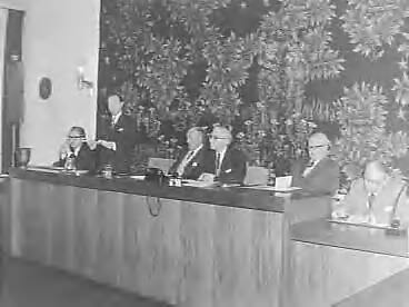 Fotocollectie Anefo — Officiele instelling Bedrijfschap voor Zeep , Wasmiddelen- en Reinigingsmiddelenindustrie in het gebouw van de SER te Den Haag. Toespraak van staatssecretaris W.K.N. Schmelzer — Foto: Rossem, Wim van / Anefo. Licentie: Set B: Rechtenvrij / Publiek Domein. Bron: Nationaal Archief. http://hdl.handle.net/10648/a98bd8c6-d0b4-102d-bcf8-003048976d84