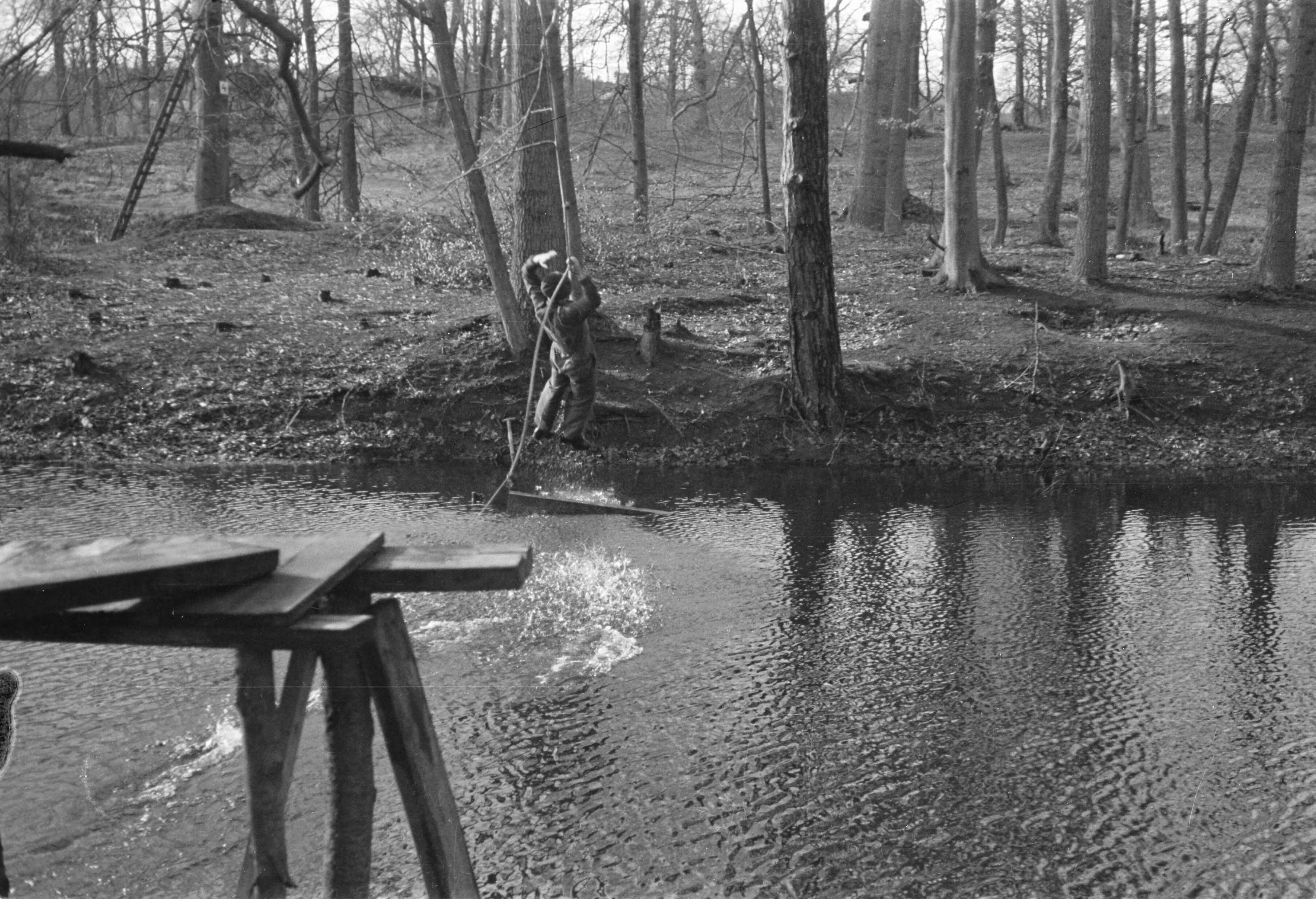 Fotocollectie Anefo — Militair opleidingskamp te Bloemendaal(bezoek Generaal Kruls ) — Foto: Dudok van Heel, Jack / Anefo. Licentie: Set B: Rechtenvrij / Publiek Domein. Bron: Nationaal Archief. http://hdl.handle.net/10648/a898a25a-d0b4-102d-bcf8-003048976d84