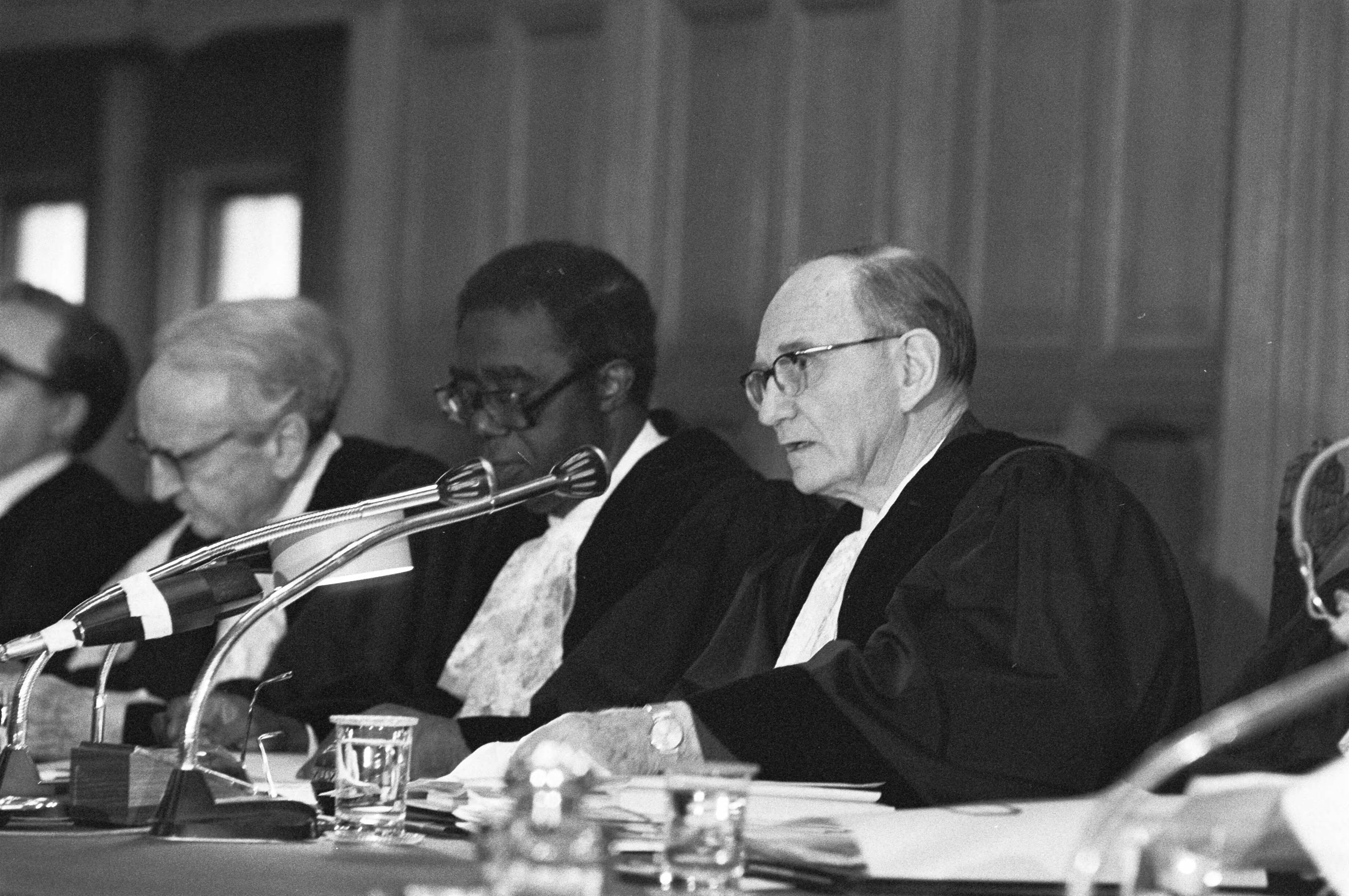 Fotocollectie Anefo — Hoorzitting in Vredespaleis in Den Haag door Internatio Gerechtshof van de rechtz. VS Iran , betref. gijzelingsa in Teheran — Foto: Suyk, Koen / Anefo. Licentie: Set B: Rechtenvrij / Publiek Domein. Bron: Nationaal Archief. http://hdl.handle.net/10648/acdc65fe-d0b4-102d-bcf8-003048976d84