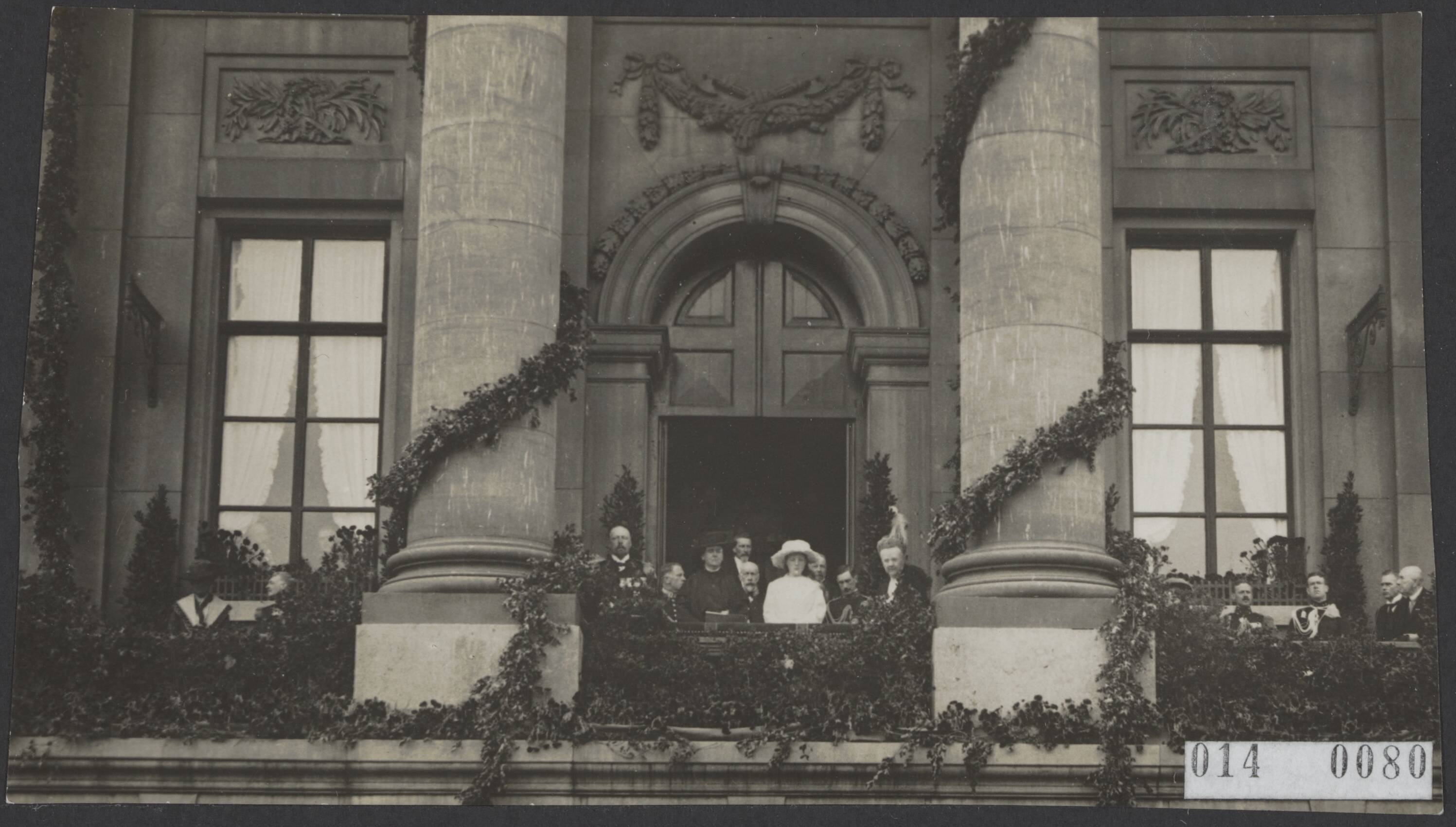 Fotocollectie Elsevier Binnenland — Koninklijk bezoek aan Groningen — Foto: N.V. Vereenigde Fotobureaux. Licentie: Set B: Rechtenvrij / Publiek Domein. Bron: Nationaal Archief. http://hdl.handle.net/10648/adaf85f6-d0b4-102d-bcf8-003048976d84