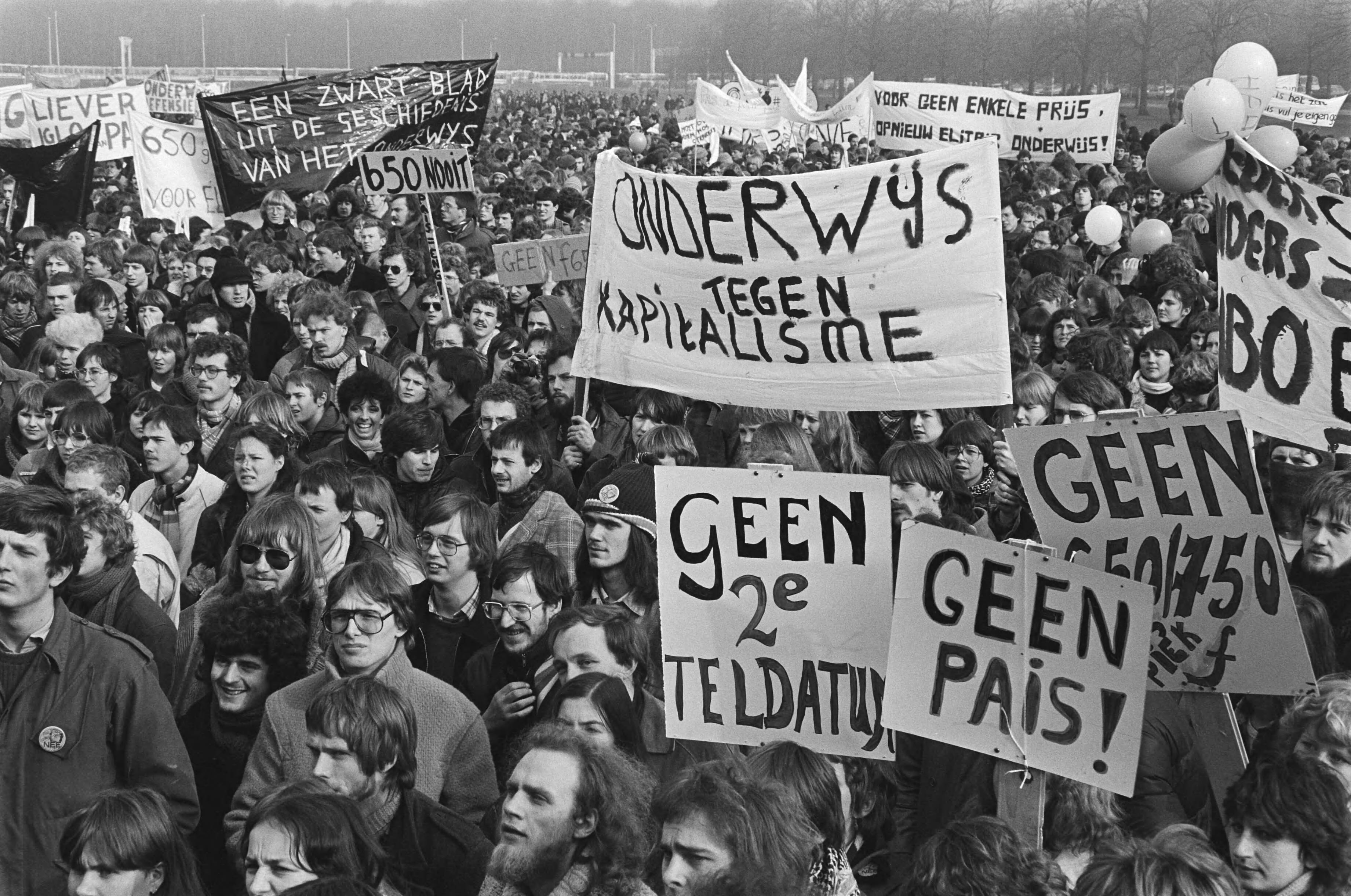 Fotocollectie Anefo — Demonstratie door 10.000 studenten in Den Haag tegen beleid Minister Pais (onderwijs), overzicht van de demonstratie — Foto: Dijk, Hans van / Anefo. Licentie: Set B: Rechtenvrij / Publiek Domein. Bron: Nationaal Archief. http://hdl.handle.net/10648/acf59150-d0b4-102d-bcf8-003048976d84