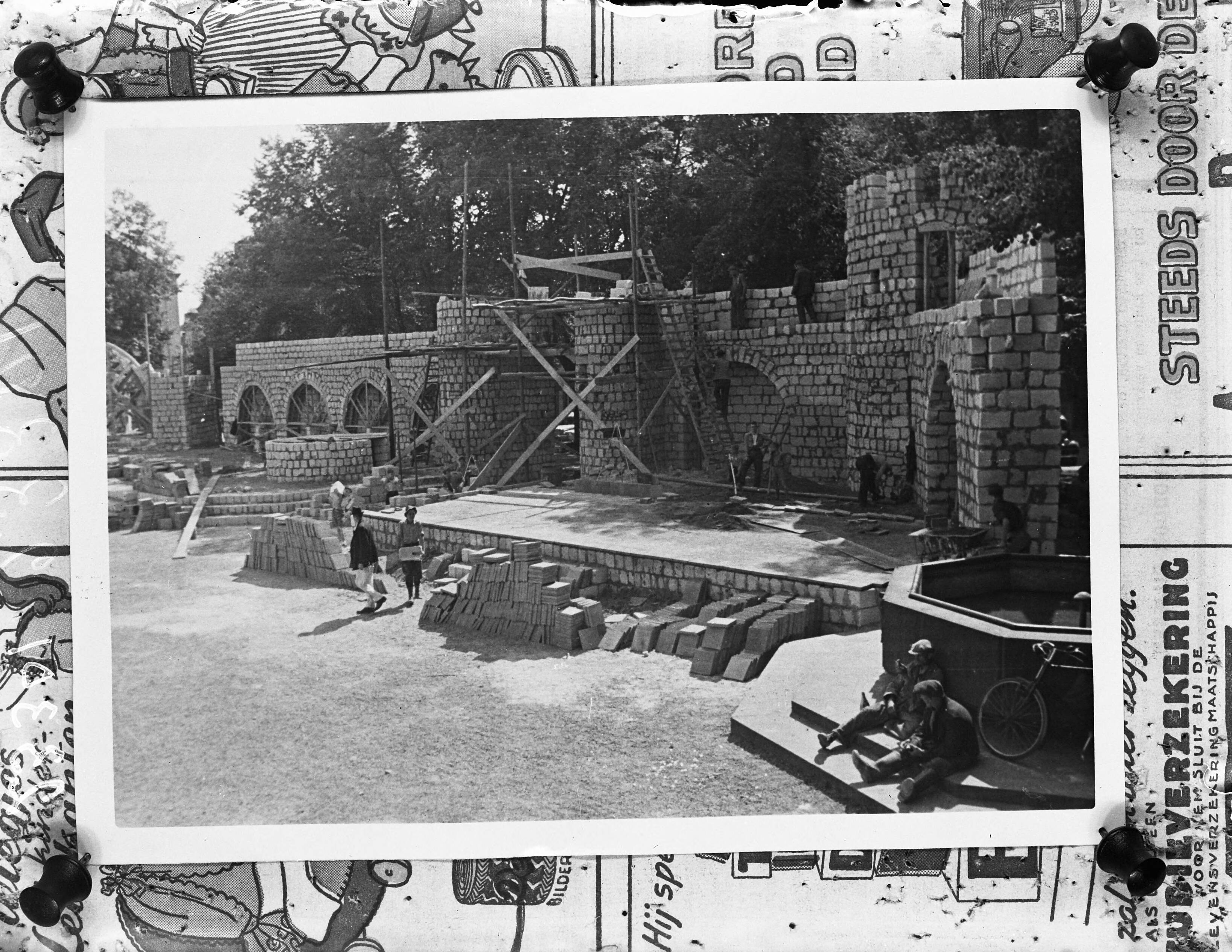 Fotocollectie Anefo — Internationaal Maria Congres te Maastricht. Voorbereiding Massa-Mariaspel op het Vrijthof — Foto: Els, […] van / Anefo. Licentie: Set B: Rechtenvrij / Publiek Domein. Bron: Nationaal Archief. http://hdl.handle.net/10648/a8ac2a0a-d0b4-102d-bcf8-003048976d84