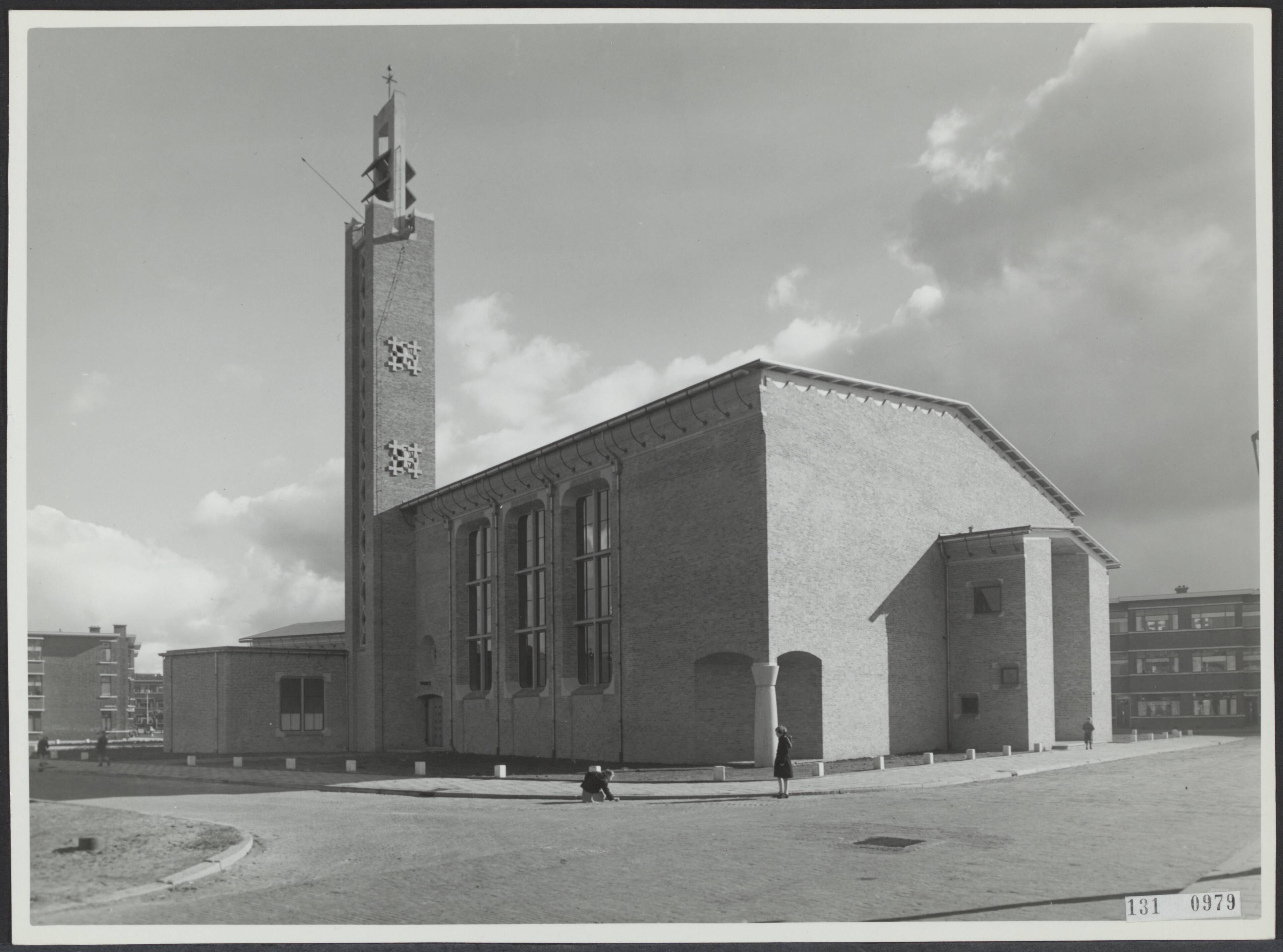 Fotocollectie Rijksvoorlichtingsdienst Eigen — Exterieur van de Thomaskerk aan de Harmelenstraat te Den Haag — Foto: Fotodienst Gemeente Den Haag. Licentie: Set B: Rechtenvrij / Publiek Domein. Bron: Nationaal Archief. http://hdl.handle.net/10648/af5112f8-d0b4-102d-bcf8-003048976d84