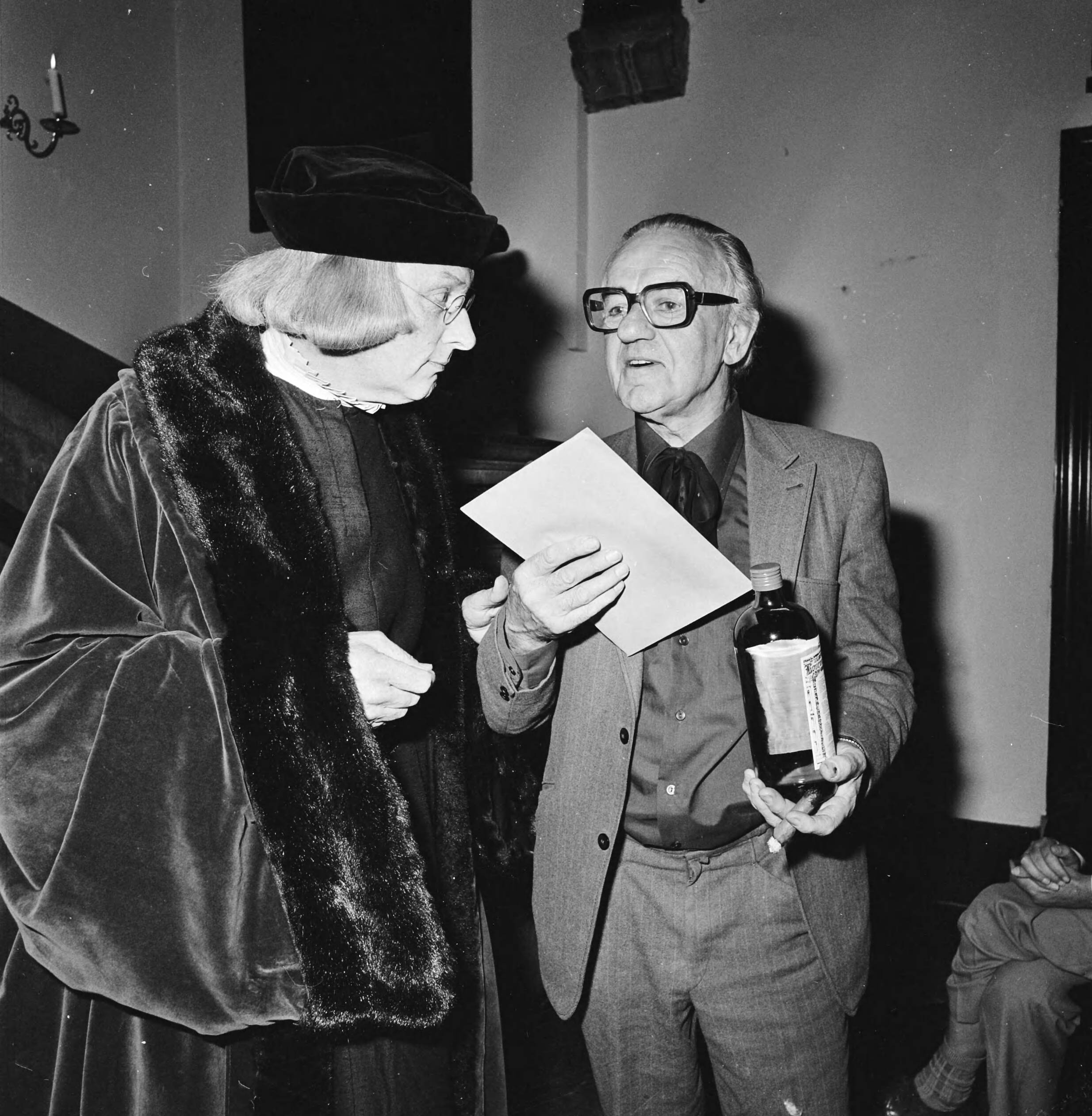 Fotocollectie Anefo — Laurens Janszn. Costerprijs voor uitgever Geert van Oorschot in Haarlem; Laurens Janszn. Coster en G. van Oorschot — Foto: Croes, Rob C. / Anefo. Licentie: Set B: Rechtenvrij / Publiek Domein. Bron: Nationaal Archief. http://hdl.handle.net/10648/ac9d0bb6-d0b4-102d-bcf8-003048976d84