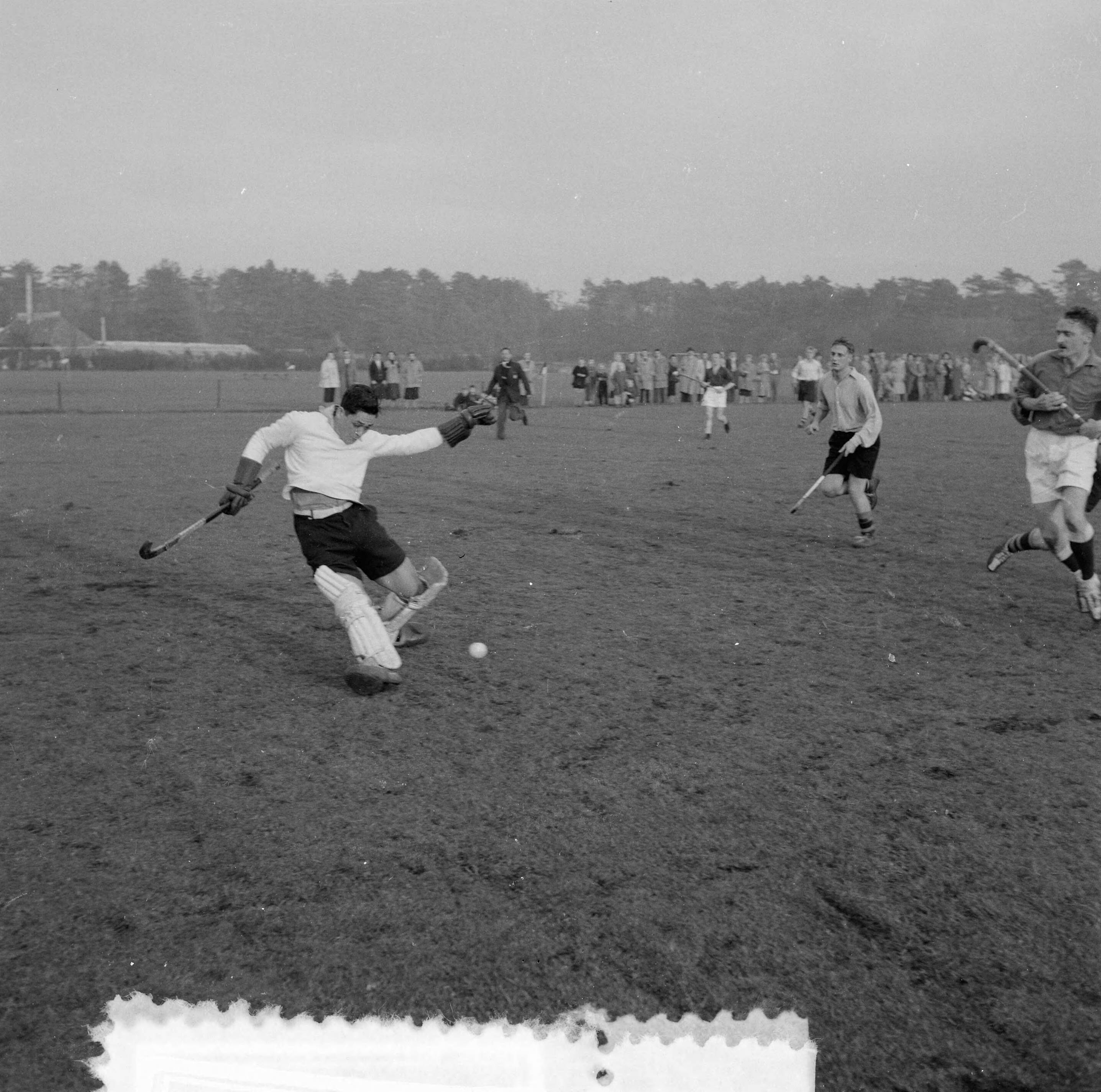 Fotocollectie Anefo — Hockey. Togo tegen Laren 1-2. Spelmoment — Foto: Behrens, Herbert F. / Anefo. Licentie: Set B: Rechtenvrij / Publiek Domein. Bron: Nationaal Archief. http://hdl.handle.net/10648/a93e4e12-d0b4-102d-bcf8-003048976d84