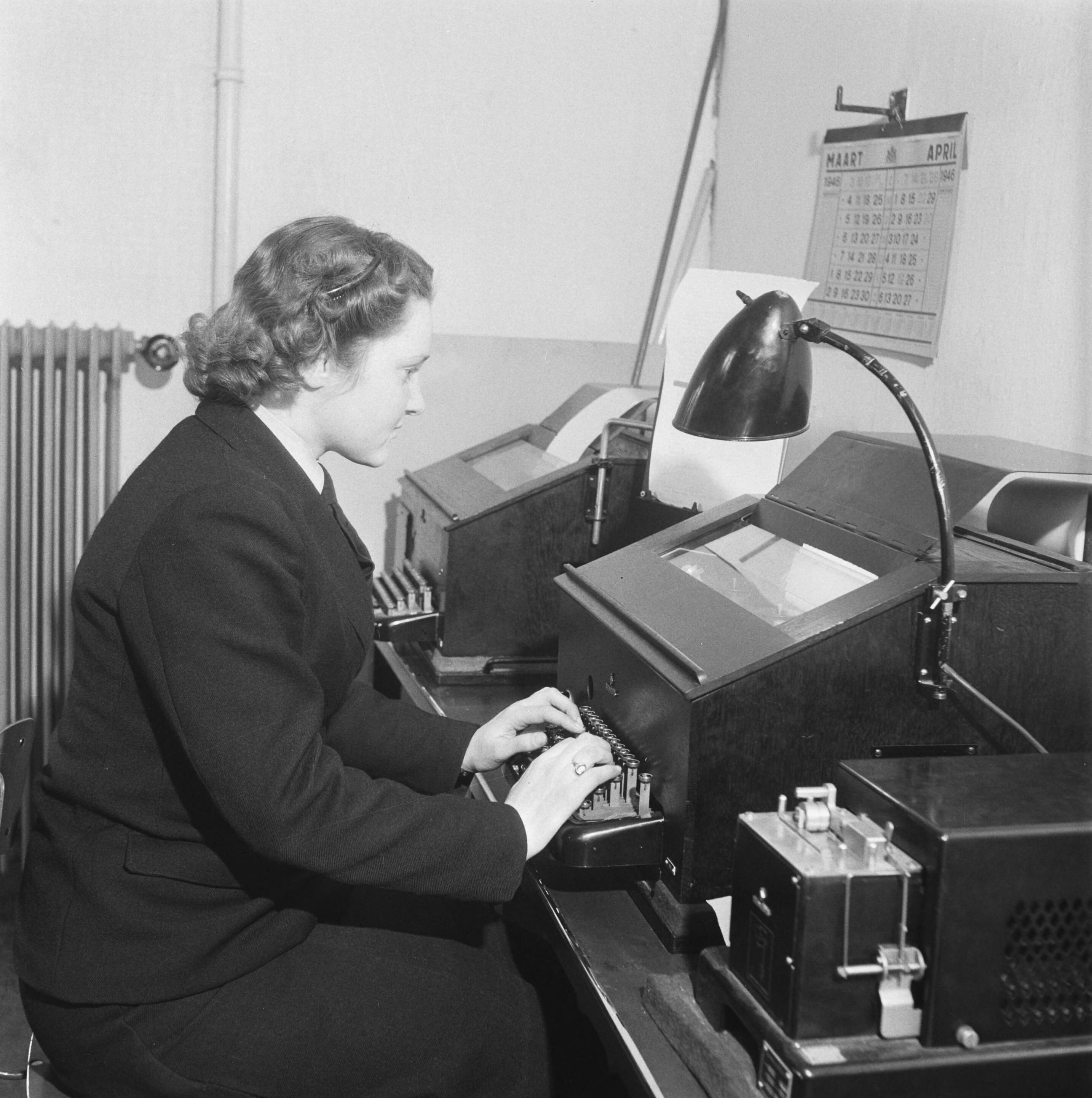 Fotocollectie Anefo — Meteorologisch Instituut te Den Bilt — Foto: Breijer, Charles / Anefo. Licentie: Set B: Rechtenvrij / Publiek Domein. Bron: Nationaal Archief. http://hdl.handle.net/10648/a89b28d6-d0b4-102d-bcf8-003048976d84