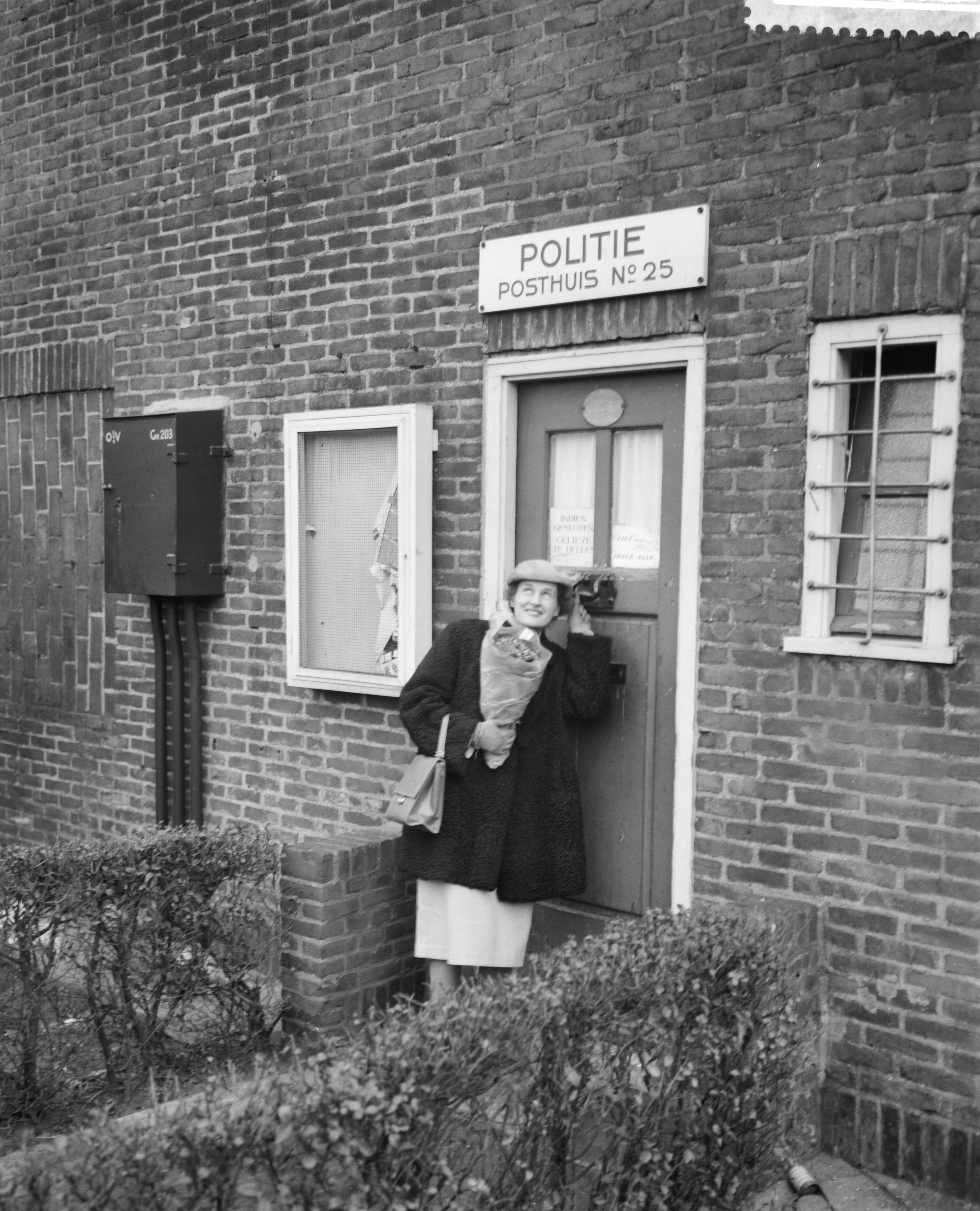 Fotocollectie Anefo — Vrouwen van Schouwen-Duiveland schenken bloemen aan Tuindorp Oostzaan. Vrouwen delen bloemen uit — Foto: Rossem, Wim van / Anefo. Licentie: Set B: Rechtenvrij / Publiek Domein. Bron: Nationaal Archief. http://hdl.handle.net/10648/a9a7ecf0-d0b4-102d-bcf8-003048976d84