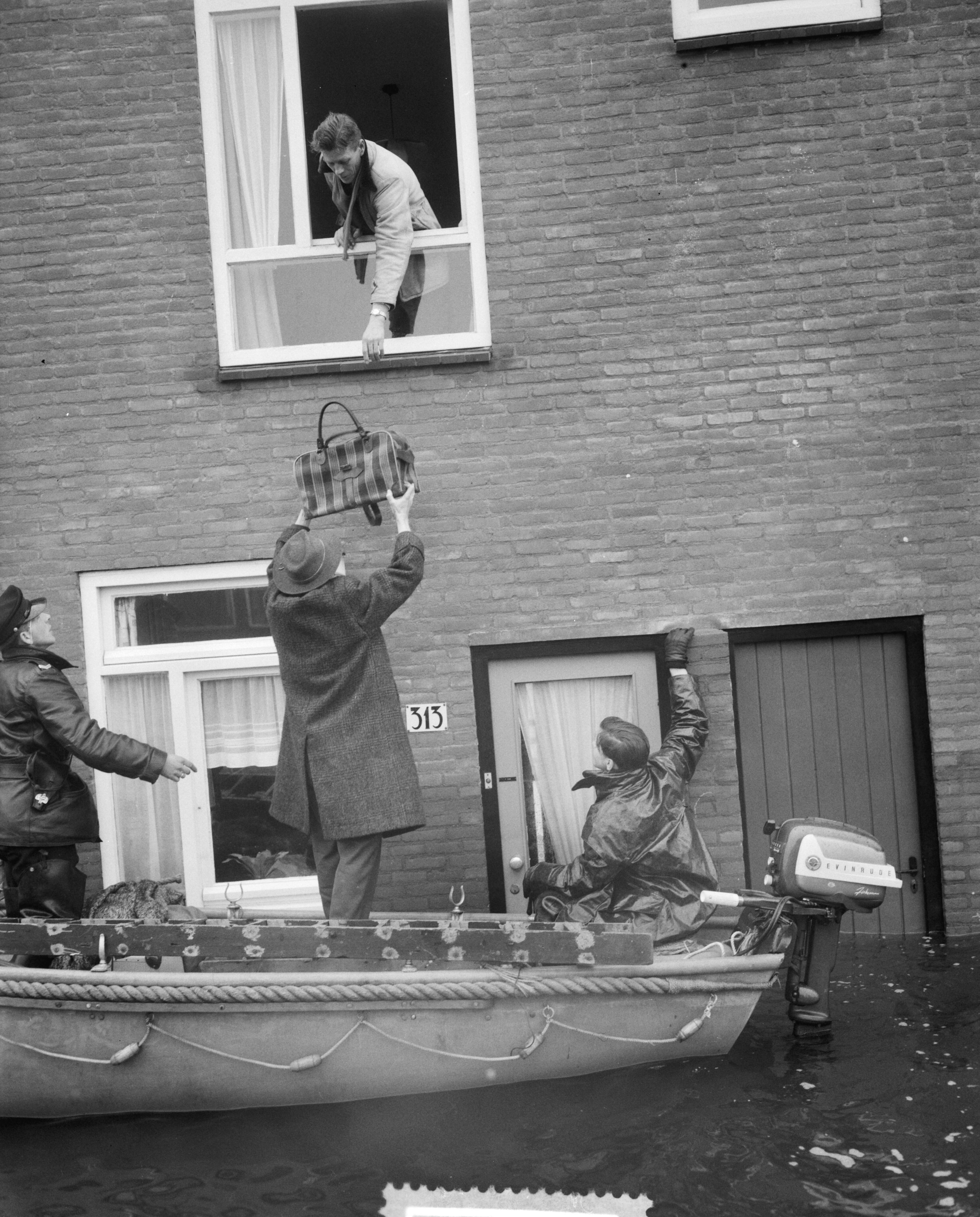 Ramp Tuindorp Oostzaan — Ramp Tuindorp Oostzaan, mensen halen bezittingen op — Foto: Behrens, Herbert F. / Anefo. Licentie: Set B: Rechtenvrij / Publiek Domein. Bron: Nationaal Archief. http://hdl.handle.net/10648/a9a605ac-d0b4-102d-bcf8-003048976d84