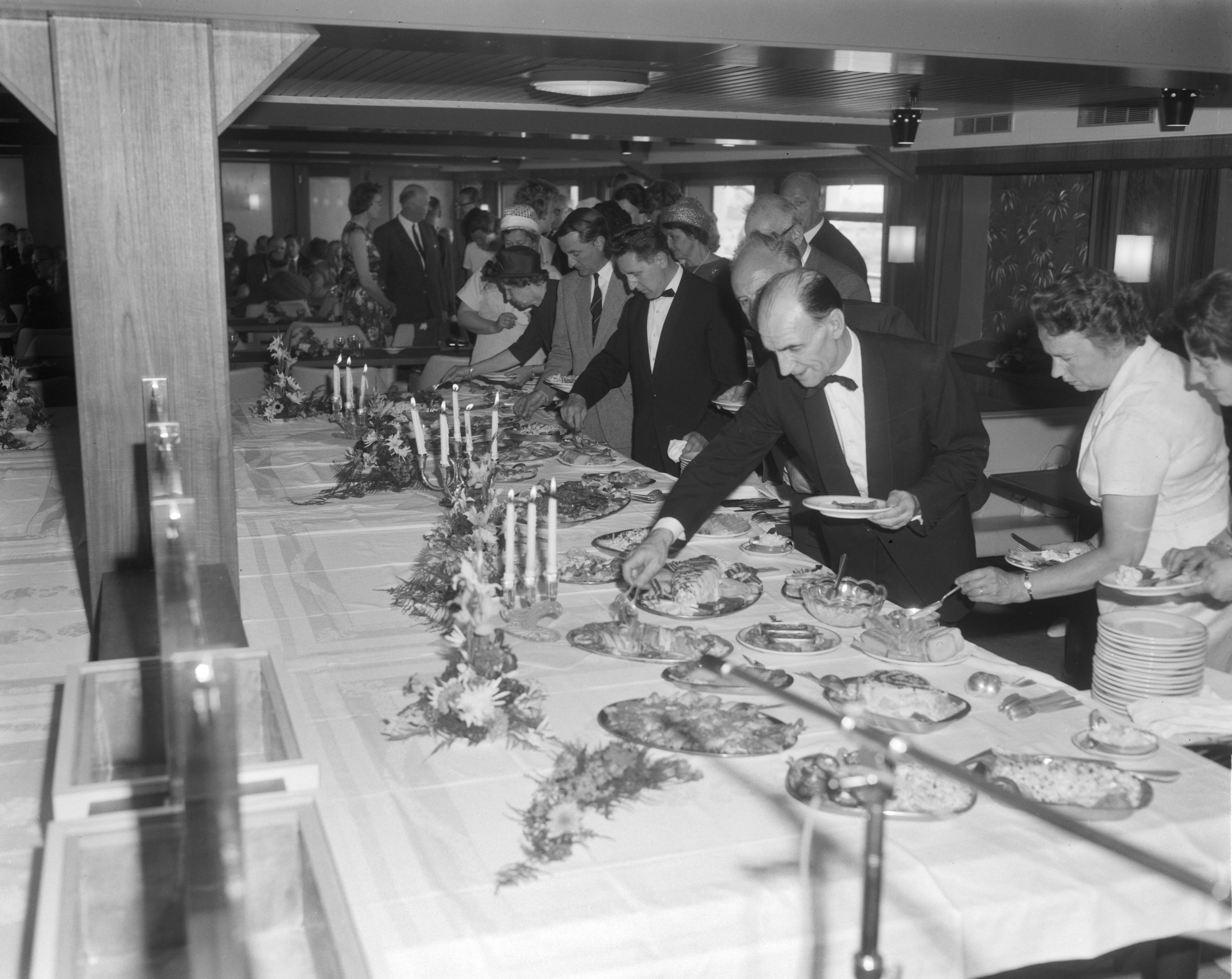 Fotocollectie Anefo — Overdracht van de veerboot "Visby" (opdracht Zaanlandse Scheepsbouw Maatschappij) — Foto: Bilsen, Joop van / Anefo. Licentie: Set B: Rechtenvrij / Publiek Domein. Bron: Nationaal Archief. http://hdl.handle.net/10648/aa6f3cba-d0b4-102d-bcf8-003048976d84