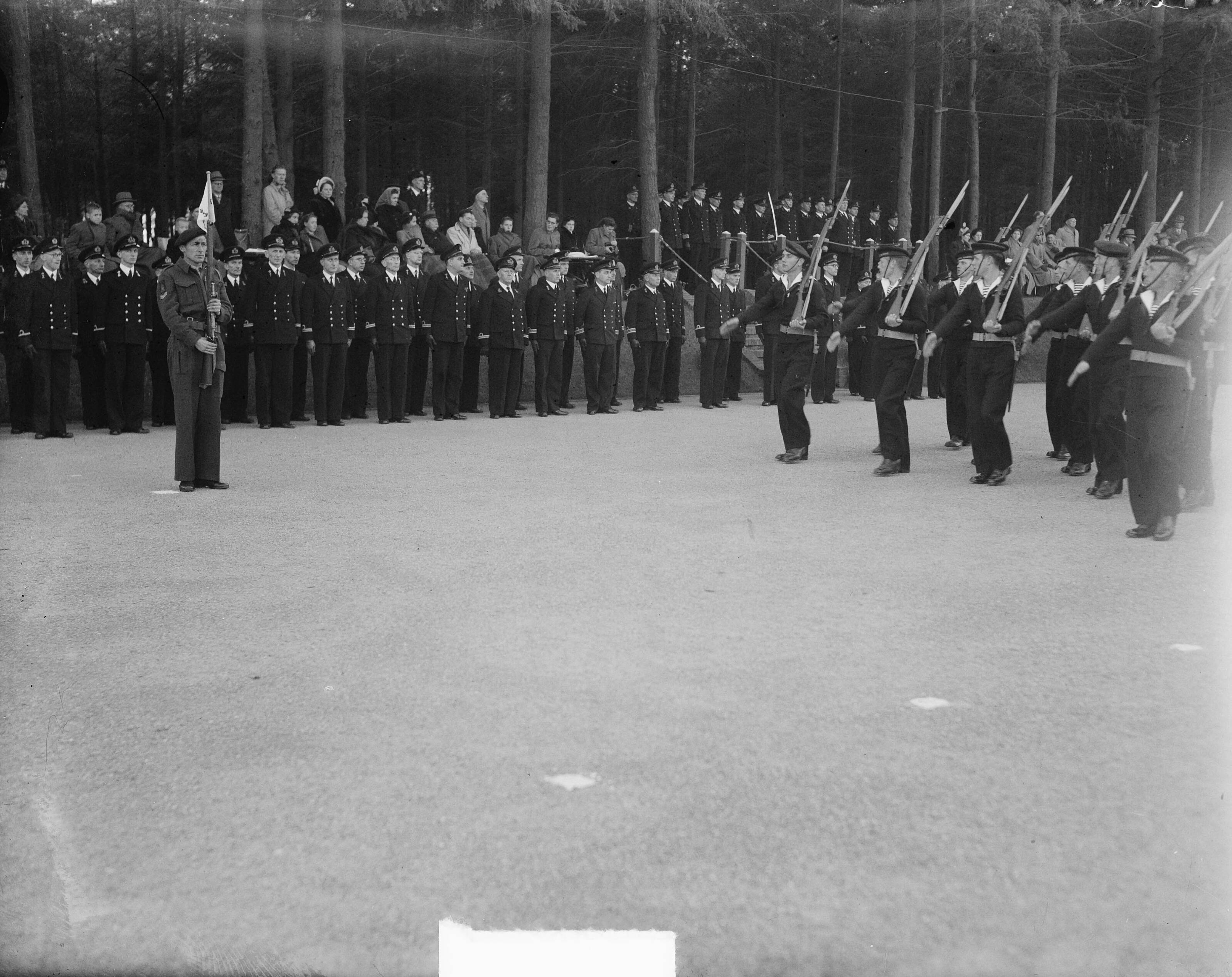 Fotocollectie Anefo — Beëdiging MOK Hilversum — Foto: Nijs, Jac. de / Anefo. Licentie: Set B: Rechtenvrij / Publiek Domein. Bron: Nationaal Archief. http://hdl.handle.net/10648/a8e14d02-d0b4-102d-bcf8-003048976d84