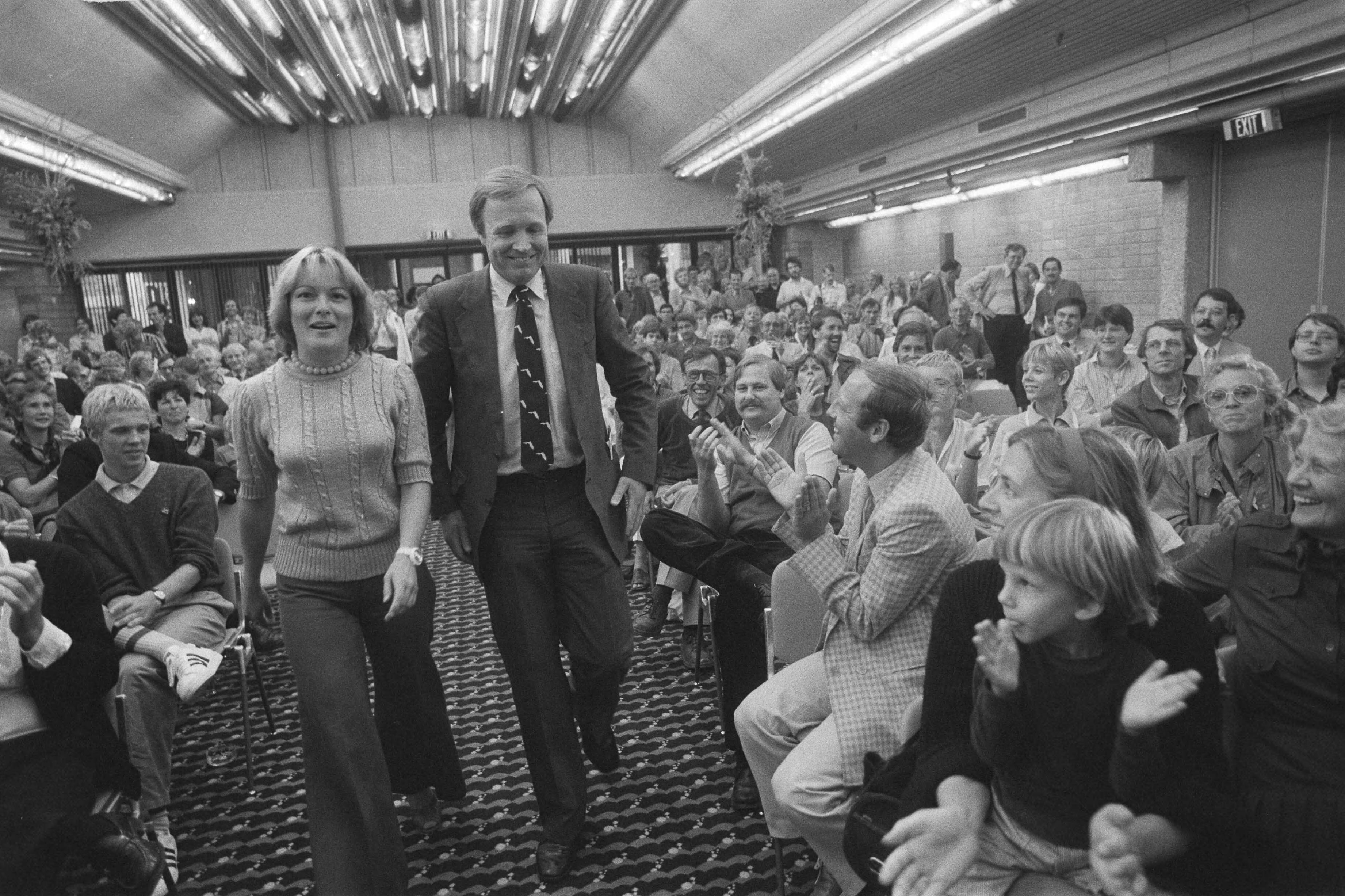 Fotocollectie Anefo — Start verkiezingscampagne D66 in Den Haag ; Jan Terlouw betreedt de zaal tussen klappende partijgenoten — Foto: Dijk, Hans van / Anefo. Licentie: Set B: Rechtenvrij / Publiek Domein. Bron: Nationaal Archief. http://hdl.handle.net/10648/ad1c8788-d0b4-102d-bcf8-003048976d84