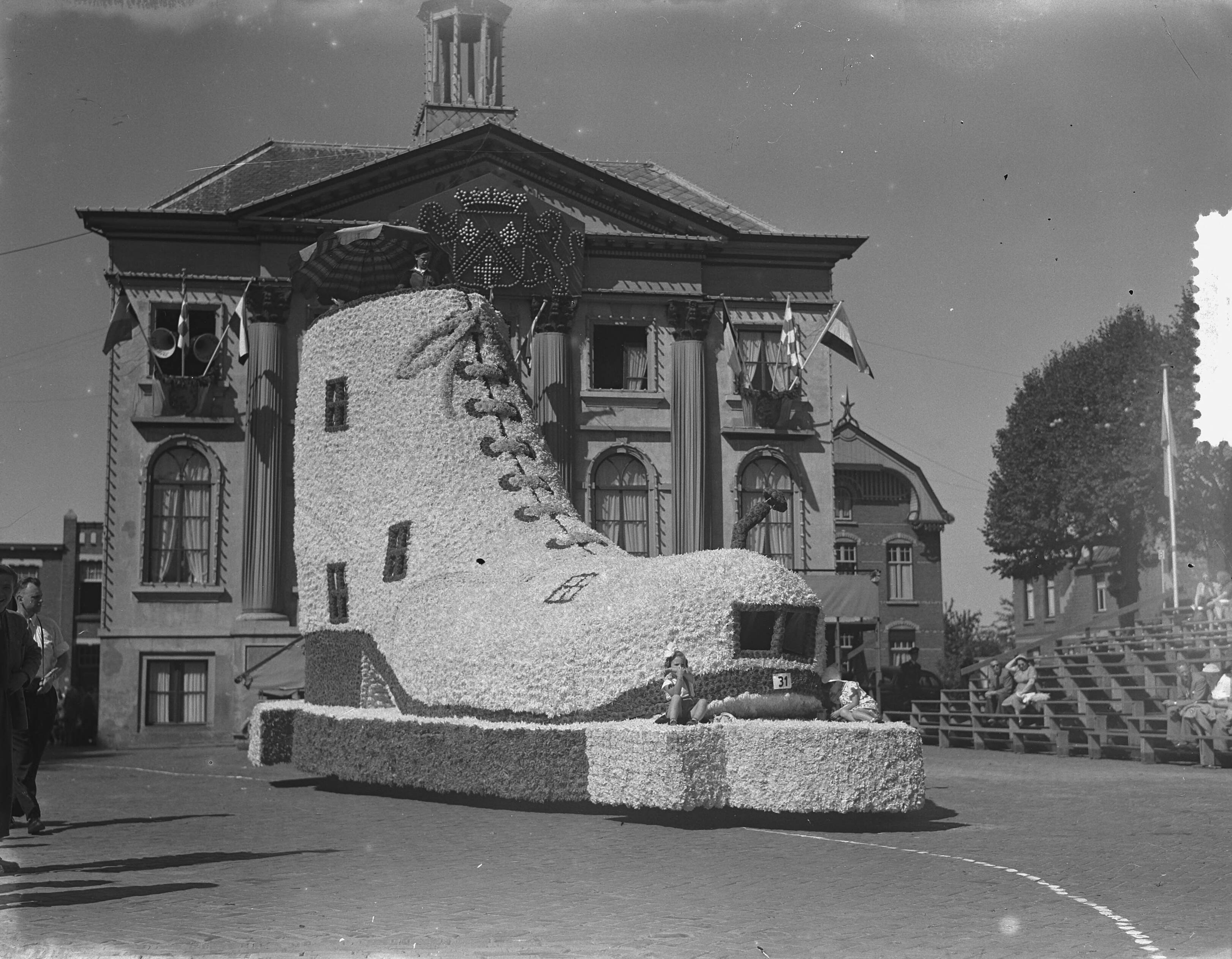 Bloemencorso Zundert. Praalwagens — Foto: Duinen, H. van / Anefo. — Licentie: Set B: Rechtenvrij / Publiek Domein. Bron: Nationaal Archief. http://hdl.handle.net/10648/a91298da-d0b4-102d-bcf8-003048976d84