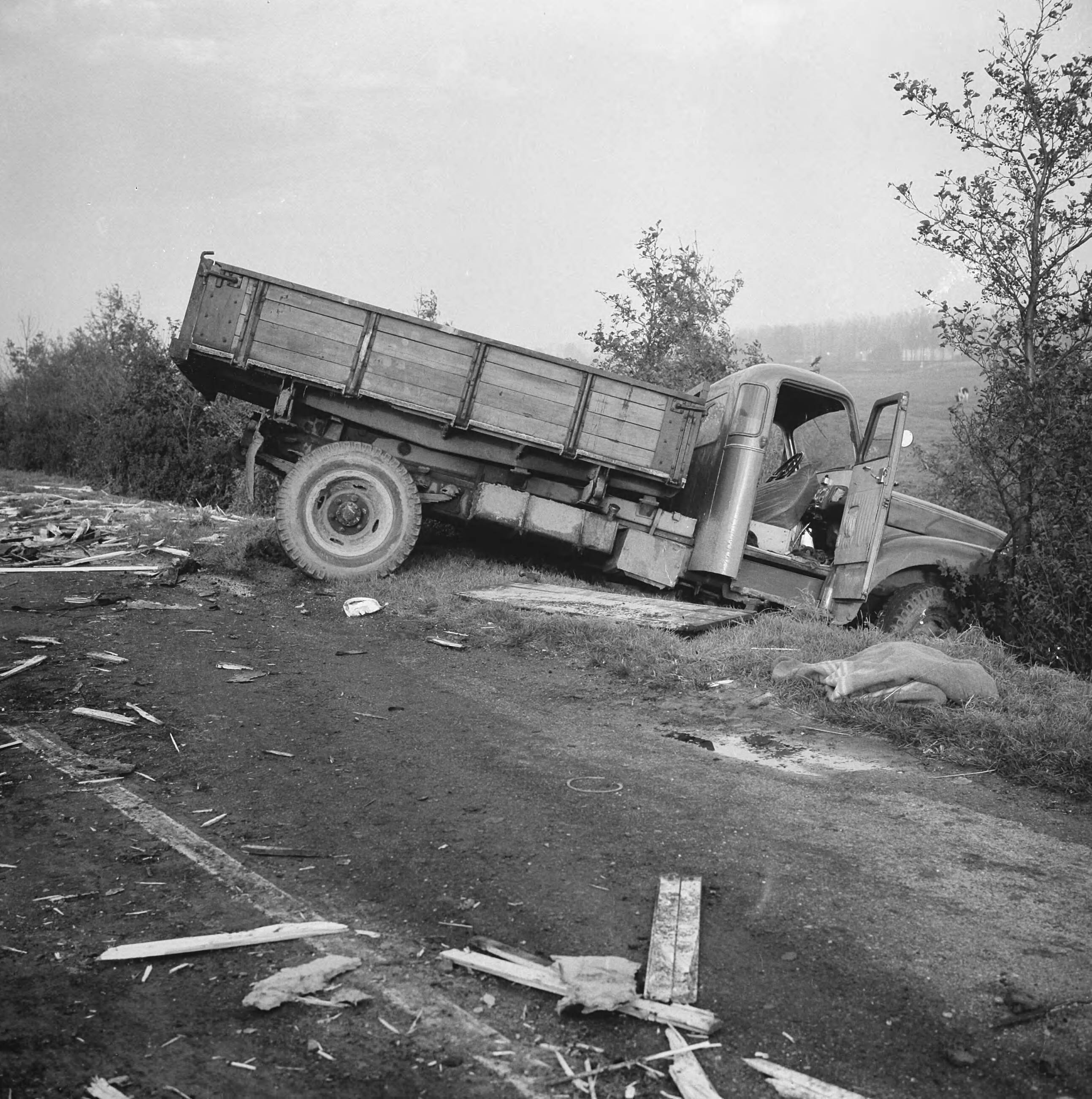 Fotocollectie Anefo — Auto-ongeluk op rijksweg onder Gouda. Een zwaar beschadigde vrachtauto in de middenberm — Foto: Koch, Eric / Anefo. Licentie: Set B: Rechtenvrij / Publiek Domein. Bron: Nationaal Archief. http://hdl.handle.net/10648/aa4acd9e-d0b4-102d-bcf8-003048976d84