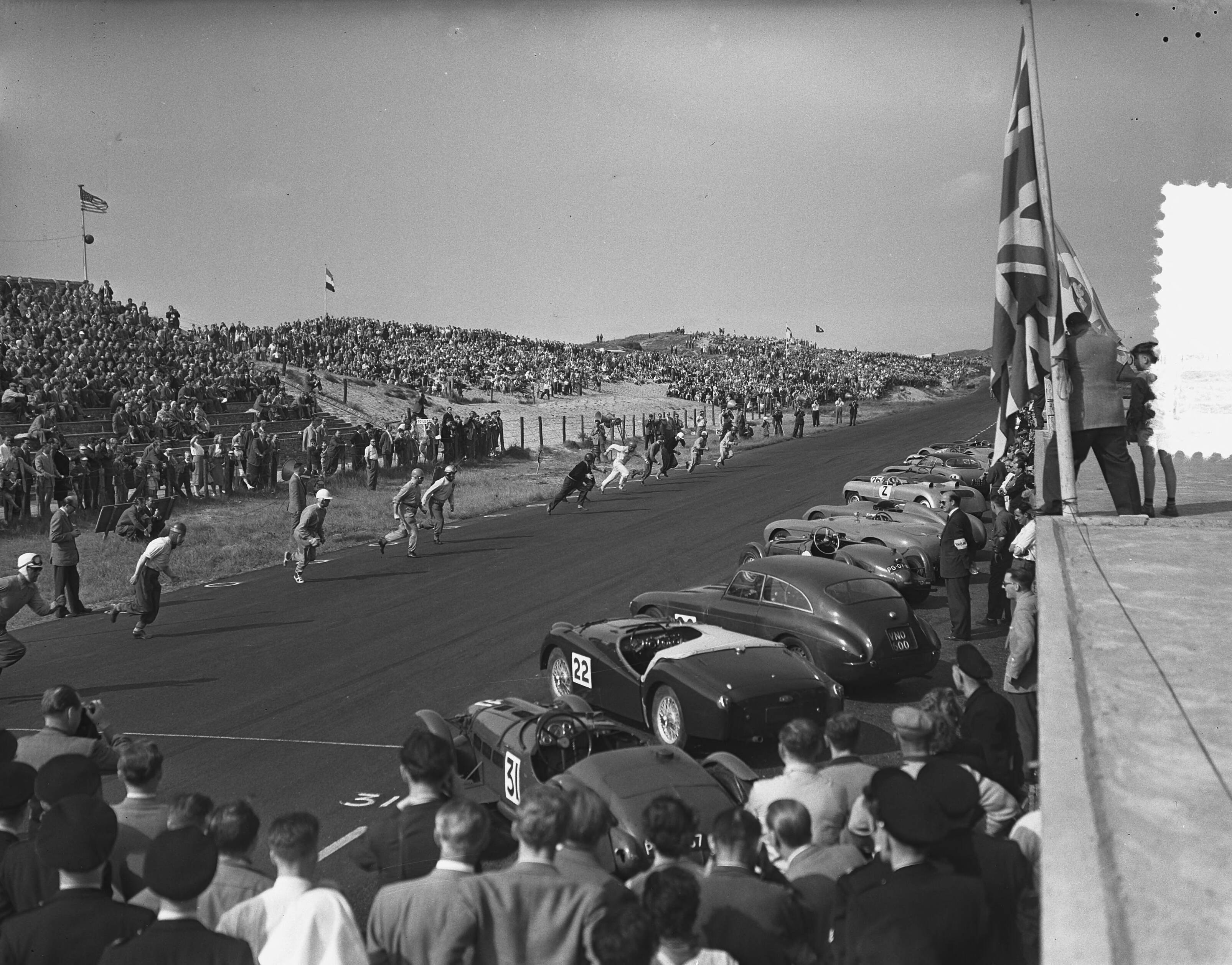 Fotocollectie Anefo — KNAC Internationale Autoraces op het circuit van Zandvoort. Gezamenlijke "Le Mans" start van de klassen C en D. Coureurs rennen naar hun auto's — Foto: Bilsen, Joop van / Anefo. Licentie: Set B: Rechtenvrij / Publiek Domein. Bron: Nationaal Archief. http://hdl.handle.net/10648/a927e0fa-d0b4-102d-bcf8-003048976d84
