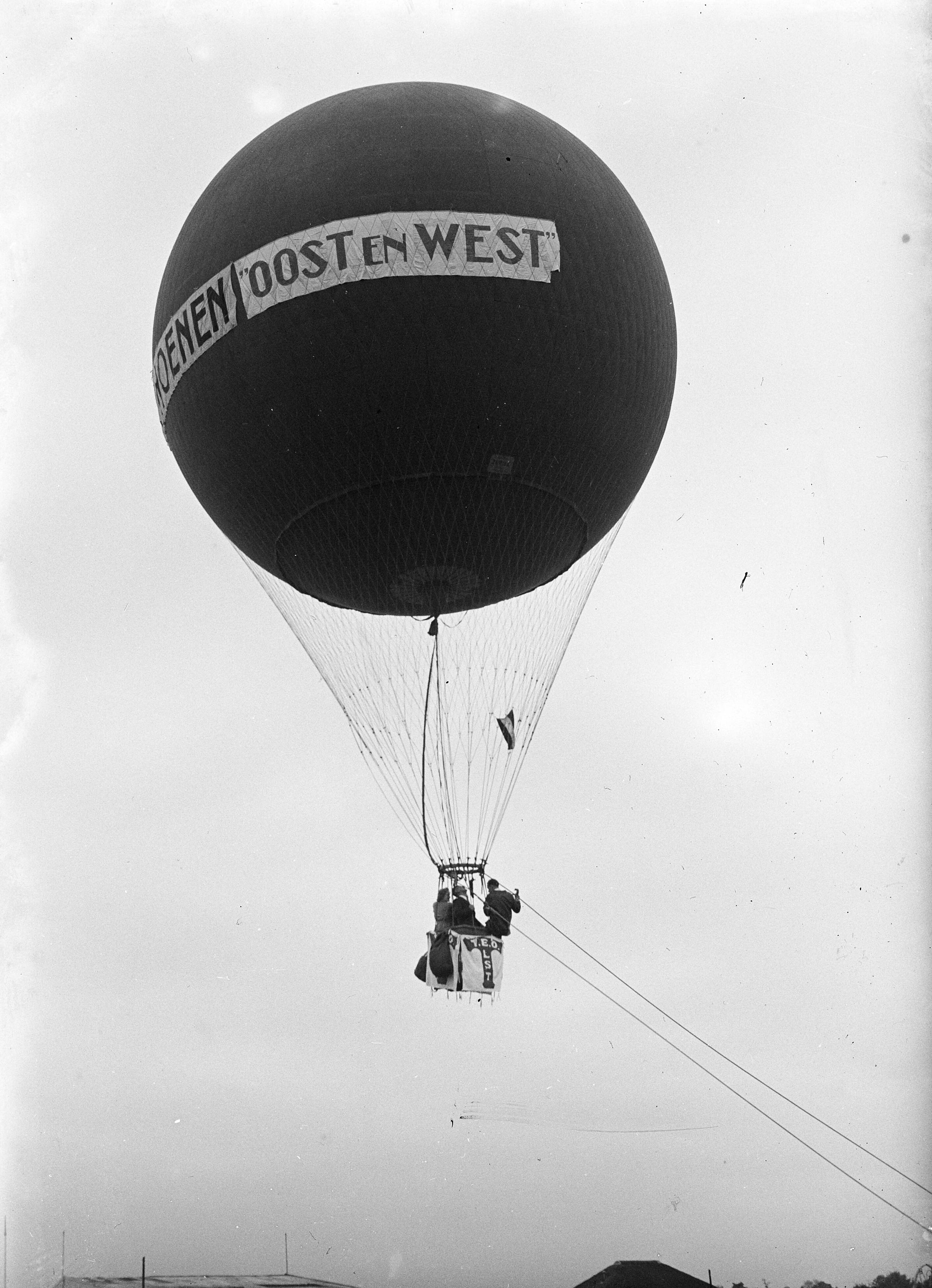 Fotocollectie Anefo — Landdag van de koninklijke vereniging "Oost en West" op het Hilversumse Sportpark. Tegen het einde van de landd&g steeg commandant Boesman met de ballon „Rambaldo" op. Er was zeer weinig wind, zodat hij bij Werkhoven nabij Utrecht enkele uren later ciaalde — Foto: Sagers, Harry / Anefo. Licentie: Set B: Rechtenvrij / Publiek Domein. Bron: Nationaal Archief. http://hdl.handle.net/10648/a8adbe2e-d0b4-102d-bcf8-003048976d84