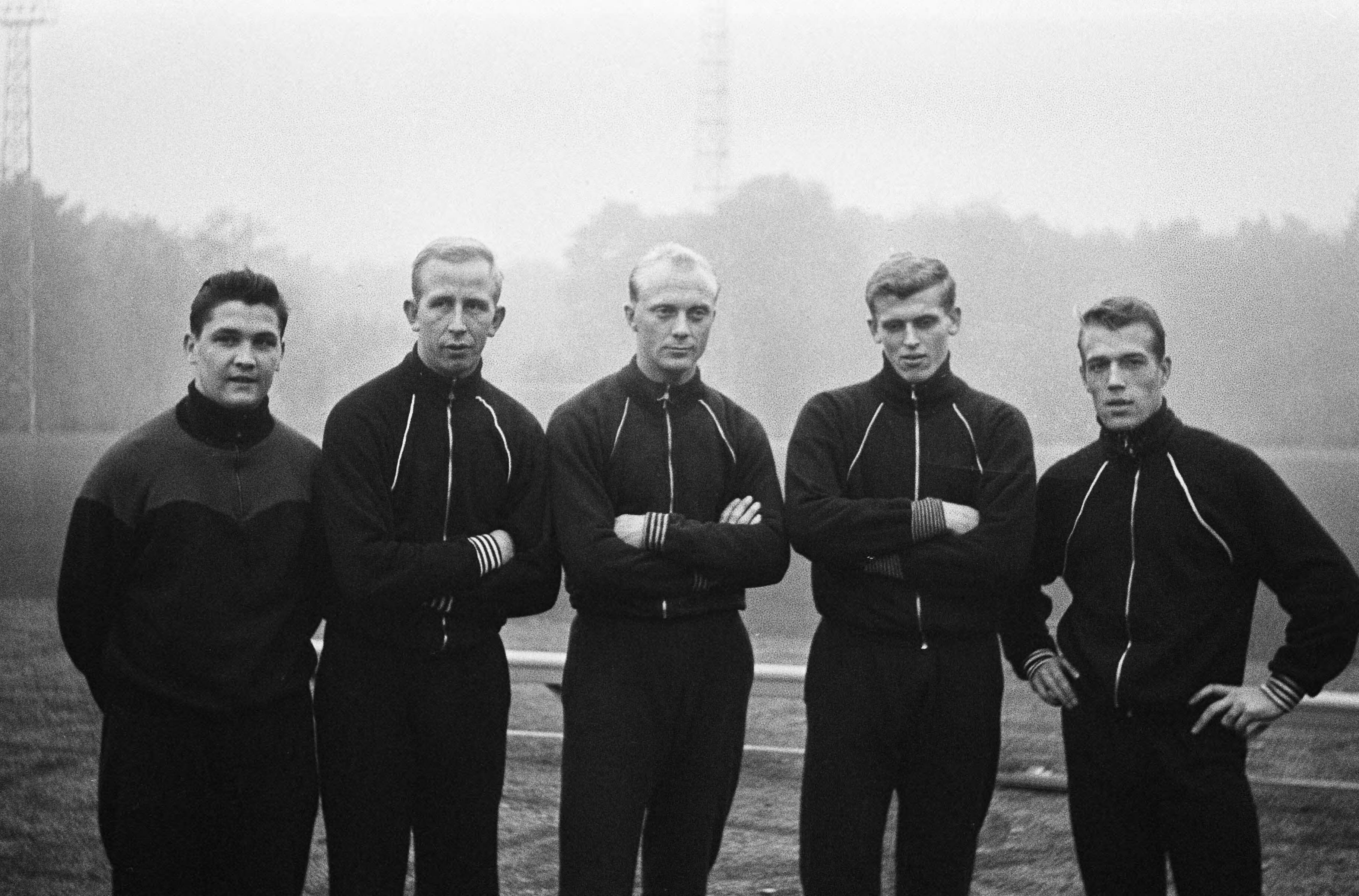 Fotocollectie Anefo — Training Nederlands elftal te Zeist. De voorhoede voor het duel tegen Luxemburg. Vlnr Giesen, Groot, Kruiver, Keizer en Petersen — Foto: Koch, Eric / Anefo. Licentie: Set B: Rechtenvrij / Publiek Domein. Bron: Nationaal Archief. http://hdl.handle.net/10648/aa4bbdd0-d0b4-102d-bcf8-003048976d84