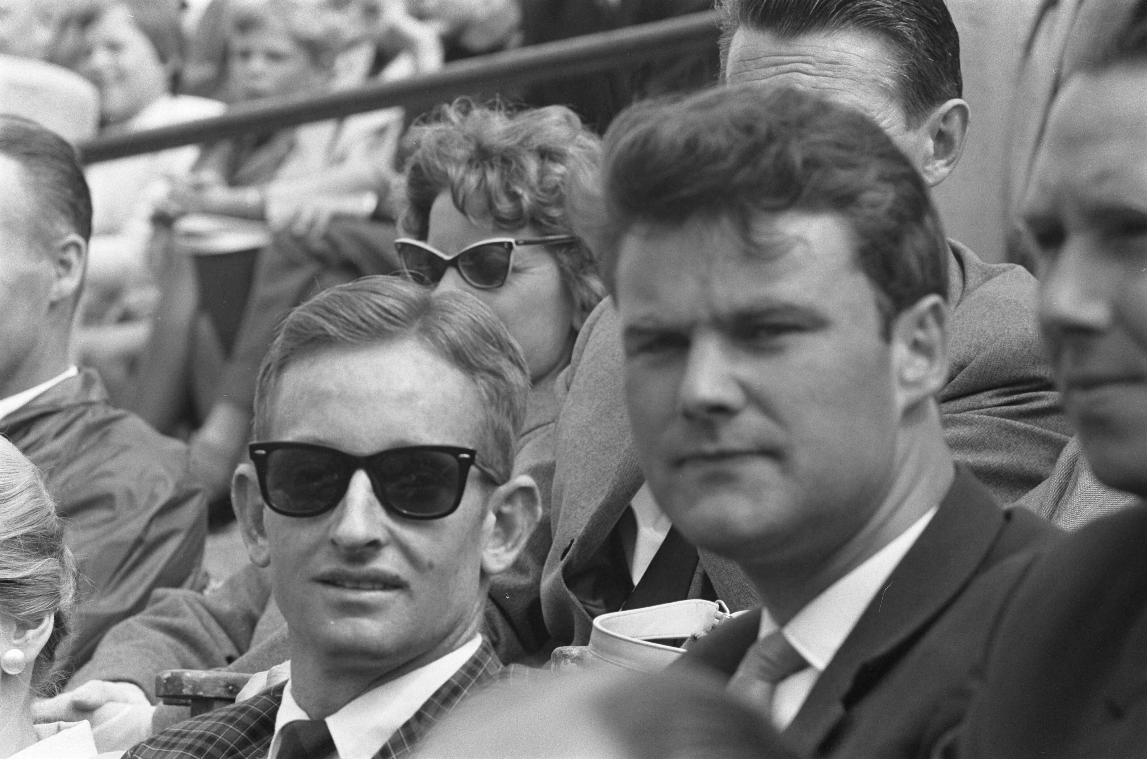 Fotocollectie Anefo — Wimbledonspelers spelen demonstratiepartijen tennis op de METS-banen te Scheveningen. Rod Laver (met zonnebril) op de tribune — Foto: Pot, Harry / Anefo. Licentie: Set B: Rechtenvrij / Publiek Domein. Bron: Nationaal Archief. http://hdl.handle.net/10648/a9dbdad8-d0b4-102d-bcf8-003048976d84