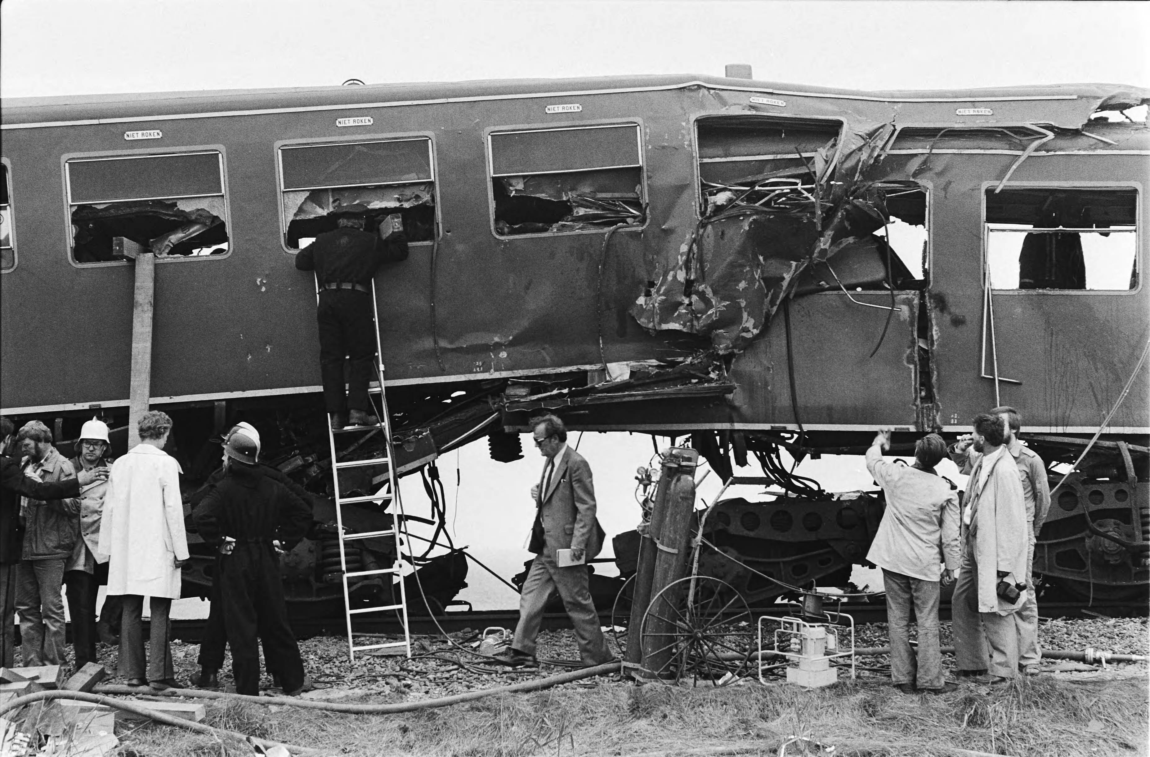 Treinramp te Sauwerd — Beeld van de hulpverlening — Foto: Pereira, Fernando / Anefo. Licentie: Set B: Rechtenvrij / Publiek Domein. Bron: Nationaal Archief. http://hdl.handle.net/10648/ace490b2-d0b4-102d-bcf8-003048976d84