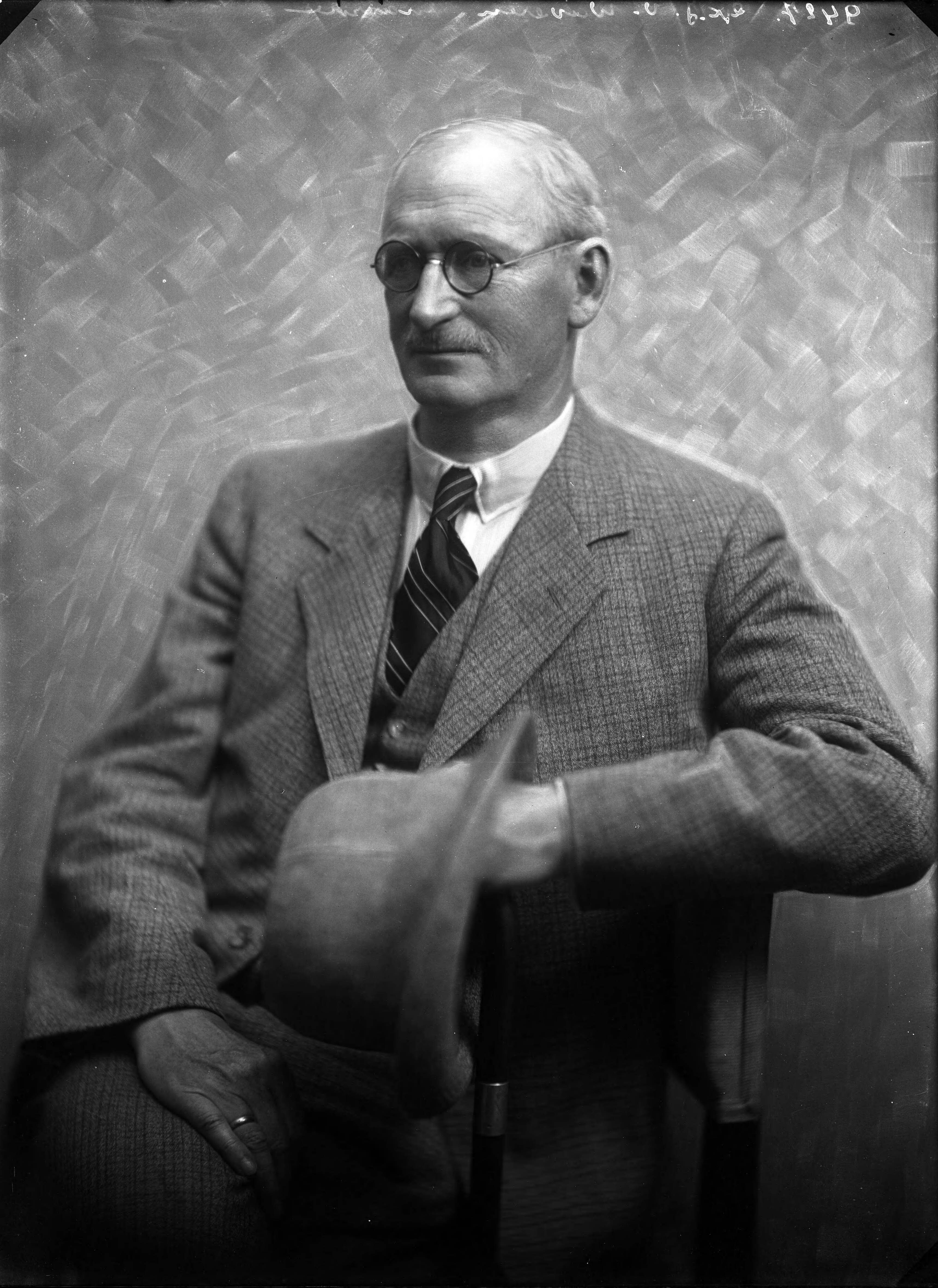 Portretten — Studio-opnames. Portret van man met bril in driedelig pak met hoed over zijn hand. Haarlem, Nederland. 1918-1930. 9427 G.J. van Waveren gravure — Foto: Berg, Th.C.J. van den / Spaarnestad Photo (05887). Licentie: Set B: Rechtenvrij / Publiek Domein. Bron: Nationaal Archief. http://hdl.handle.net/10648/35429da7-c76d-a382-e063-6df0900a6686