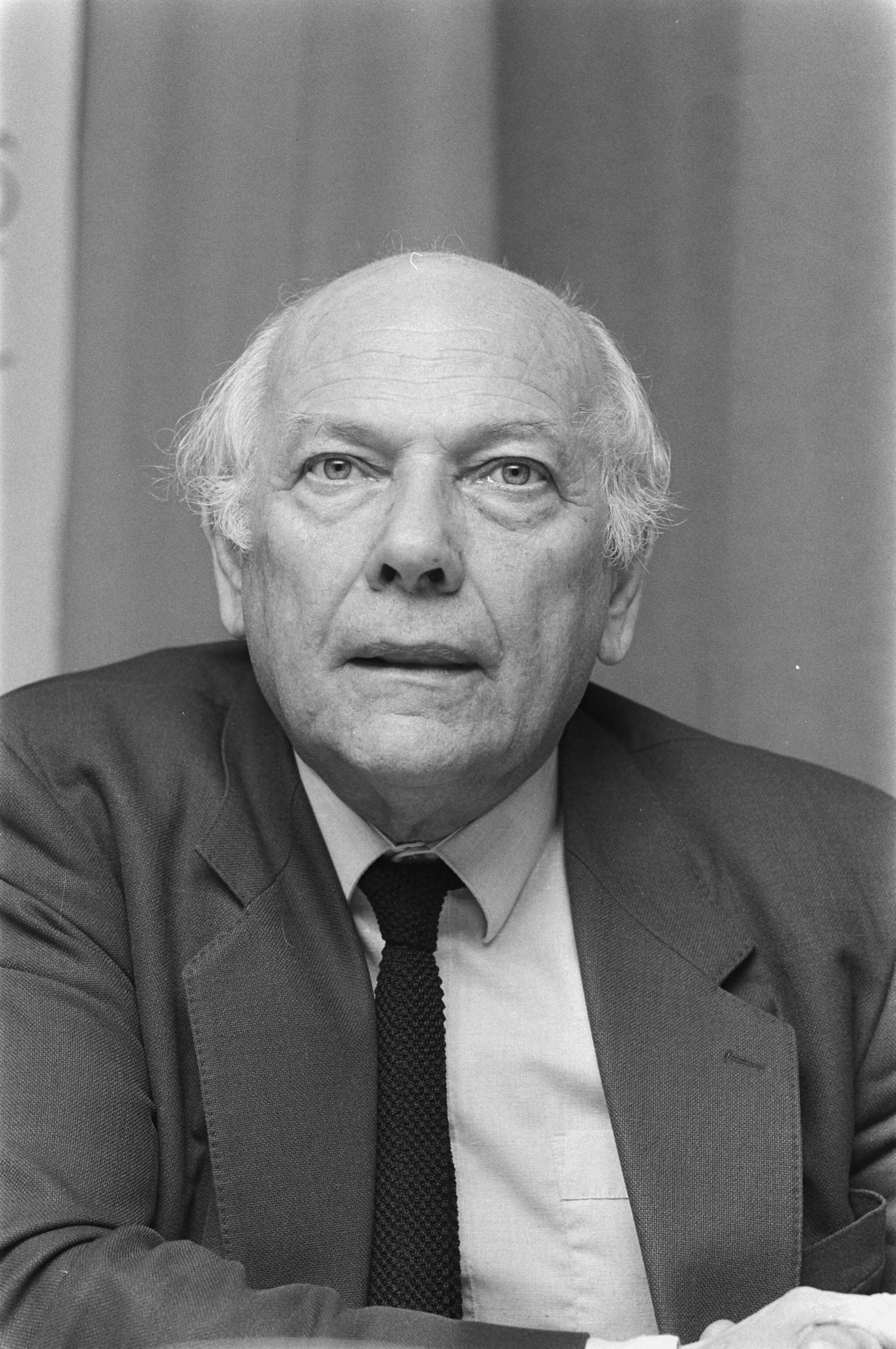 Joop den Uyl (r.) bood in Den Haag 1e exemplaar van zijn bundel de Toekomst onder ogen aan aan professor Jan Tinbergen — Joop den Uyl — Foto: Croes, Rob C. / Anefo. Licentie: Set B: Rechtenvrij / Publiek Domein. Bron: Nationaal Archief. http://hdl.handle.net/10648/ad5179d4-d0b4-102d-bcf8-003048976d84