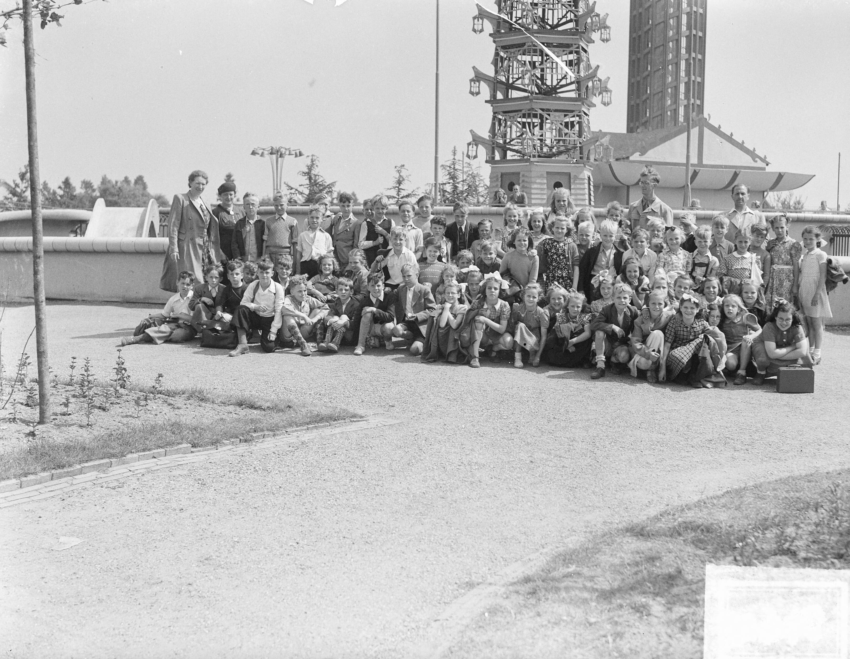 Fotocollectie Anefo — Groep Kepplerschool, Kepplerstraat 301 Den Haag — Foto: Oorschot, […] van / Anefo. Licentie: Set B: Rechtenvrij / Publiek Domein. Bron: Nationaal Archief. http://hdl.handle.net/10648/a8ca106a-d0b4-102d-bcf8-003048976d84