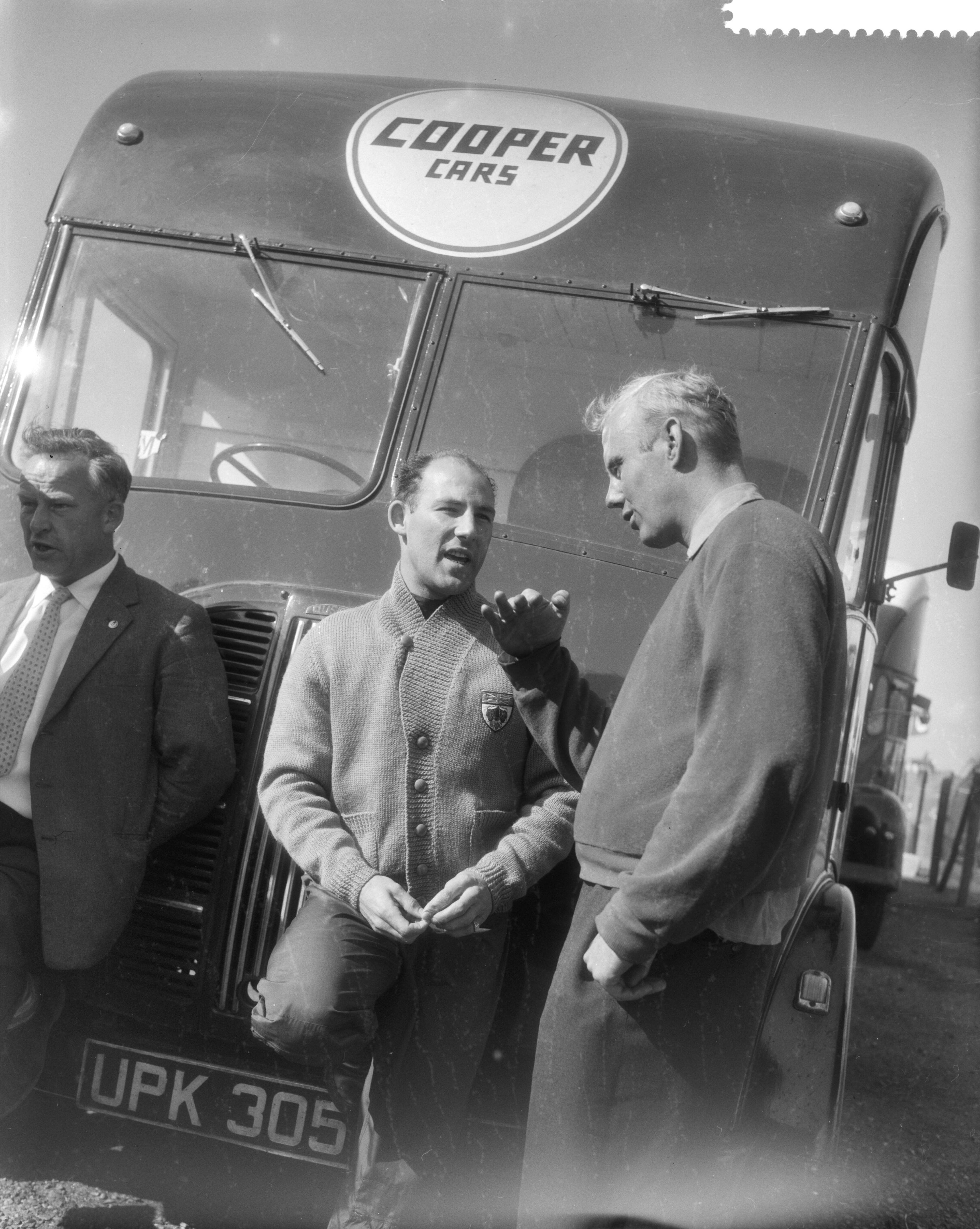 Grand Prix Zandvoort 1959 — Training Grand Prix op het circuit van Zandvoort. Stirling Moss (midden) in gesprek met Rob Slotemaker — Foto: Pot, Harry / Anefo. Licentie: Set B: Rechtenvrij / Publiek Domein. Bron: Nationaal Archief. http://hdl.handle.net/10648/a995039c-d0b4-102d-bcf8-003048976d84