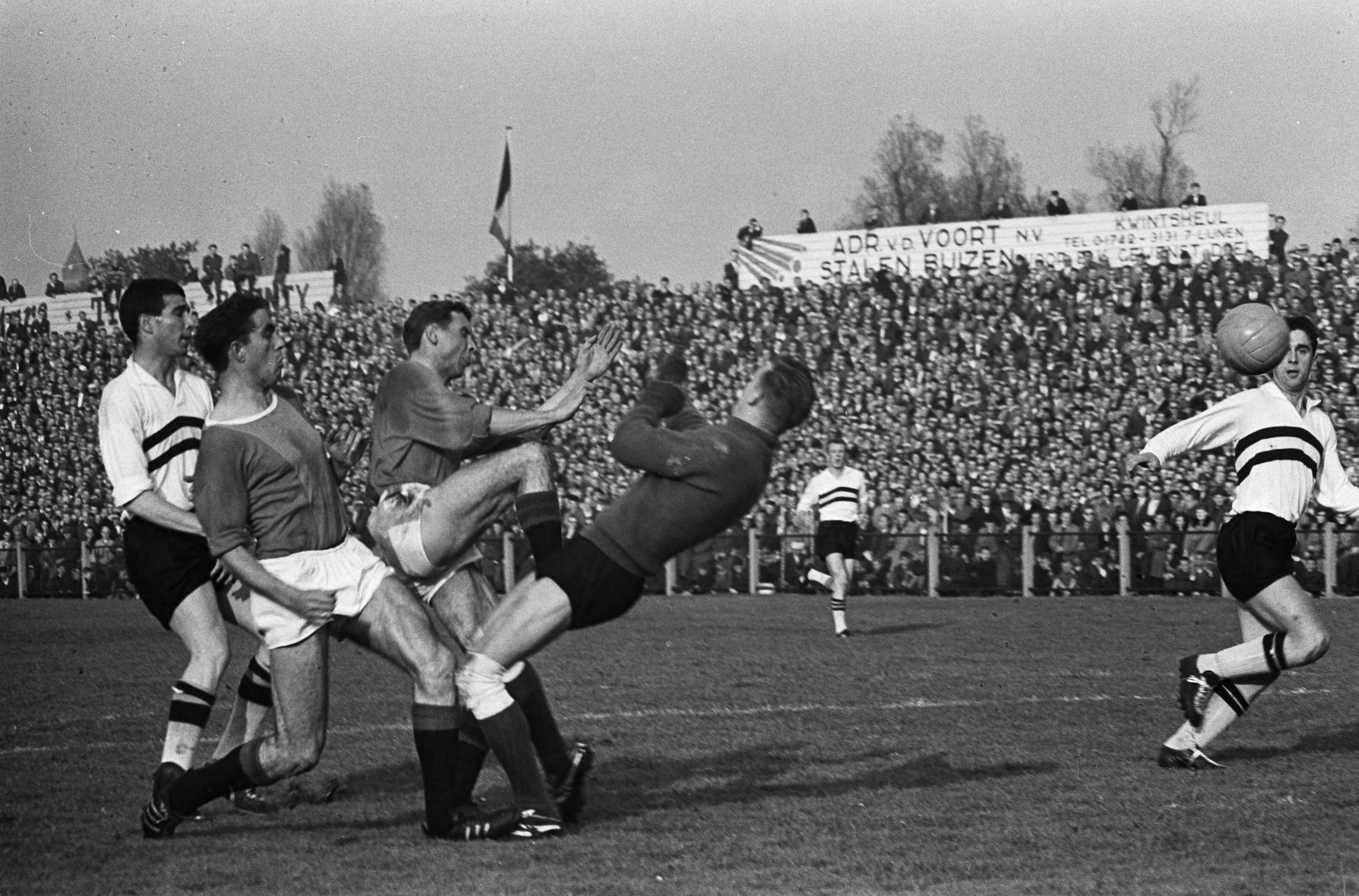 Fotocollectie Anefo — Voetbal. ADO tegen NAC 3-4. Spelmoment, Aarts (ADO) werkt bal over keeper Peter van de Merwe. Vlnr Mul, Maassen (ADO), Aarts en Van de Merwe — Foto: Koch, Eric / Anefo. Licentie: Set B: Rechtenvrij / Publiek Domein. Bron: Nationaal Archief. http://hdl.handle.net/10648/aa4c5416-d0b4-102d-bcf8-003048976d84