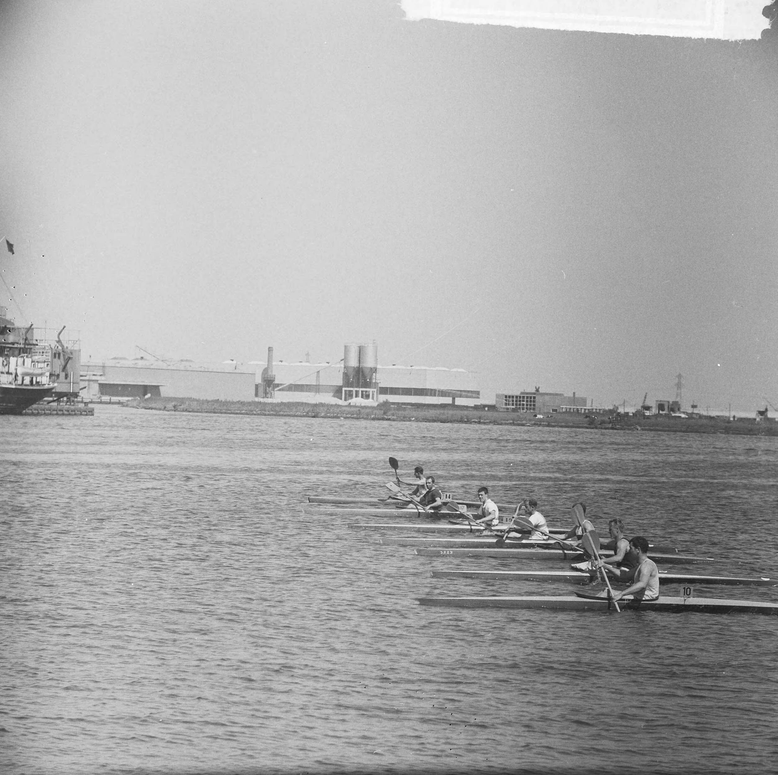 Fotocollectie Anefo — Zaanregatta 1965, overzicht strijd — Foto: Nijs, Jac. de / Anefo. Licentie: Set B: Rechtenvrij / Publiek Domein. Bron: Nationaal Archief. http://hdl.handle.net/10648/aaae7952-d0b4-102d-bcf8-003048976d84