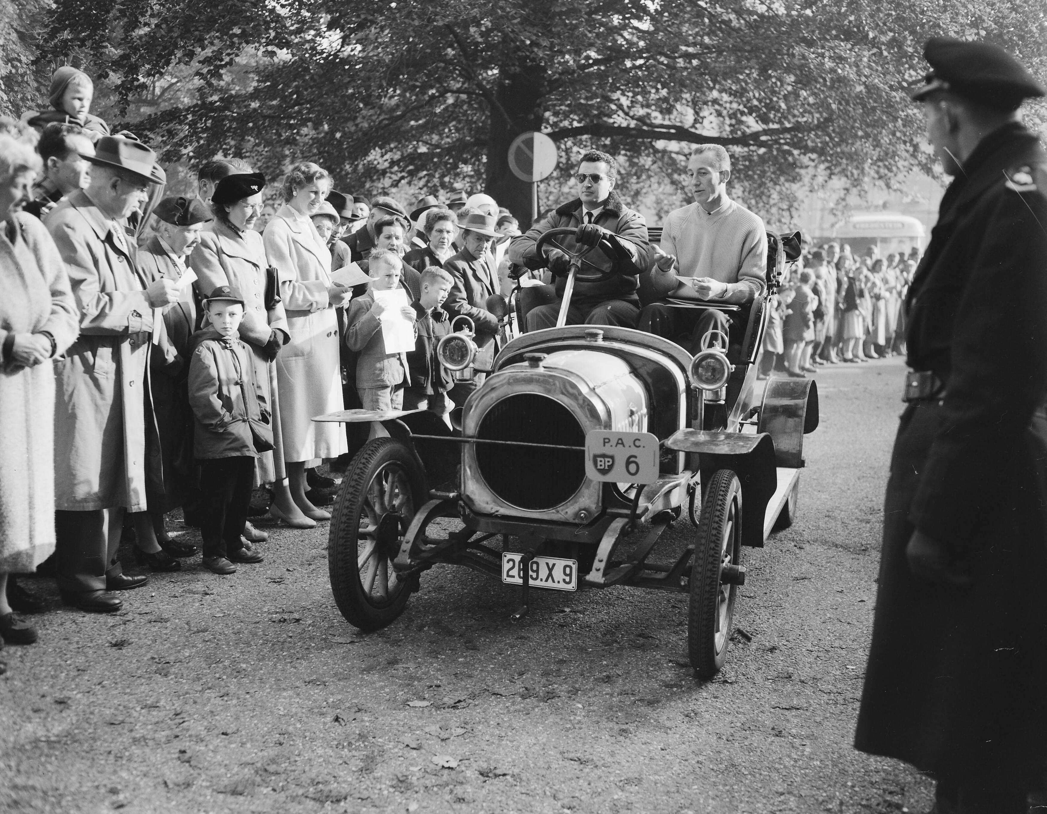 Fotocollectie Anefo — Traditie-rit van de Pionier Automobiel Club te Utrecht — Foto: Behrens, Herbert F. / Anefo. Licentie: Set B: Rechtenvrij / Publiek Domein. Bron: Nationaal Archief. http://hdl.handle.net/10648/a96c4cfe-d0b4-102d-bcf8-003048976d84