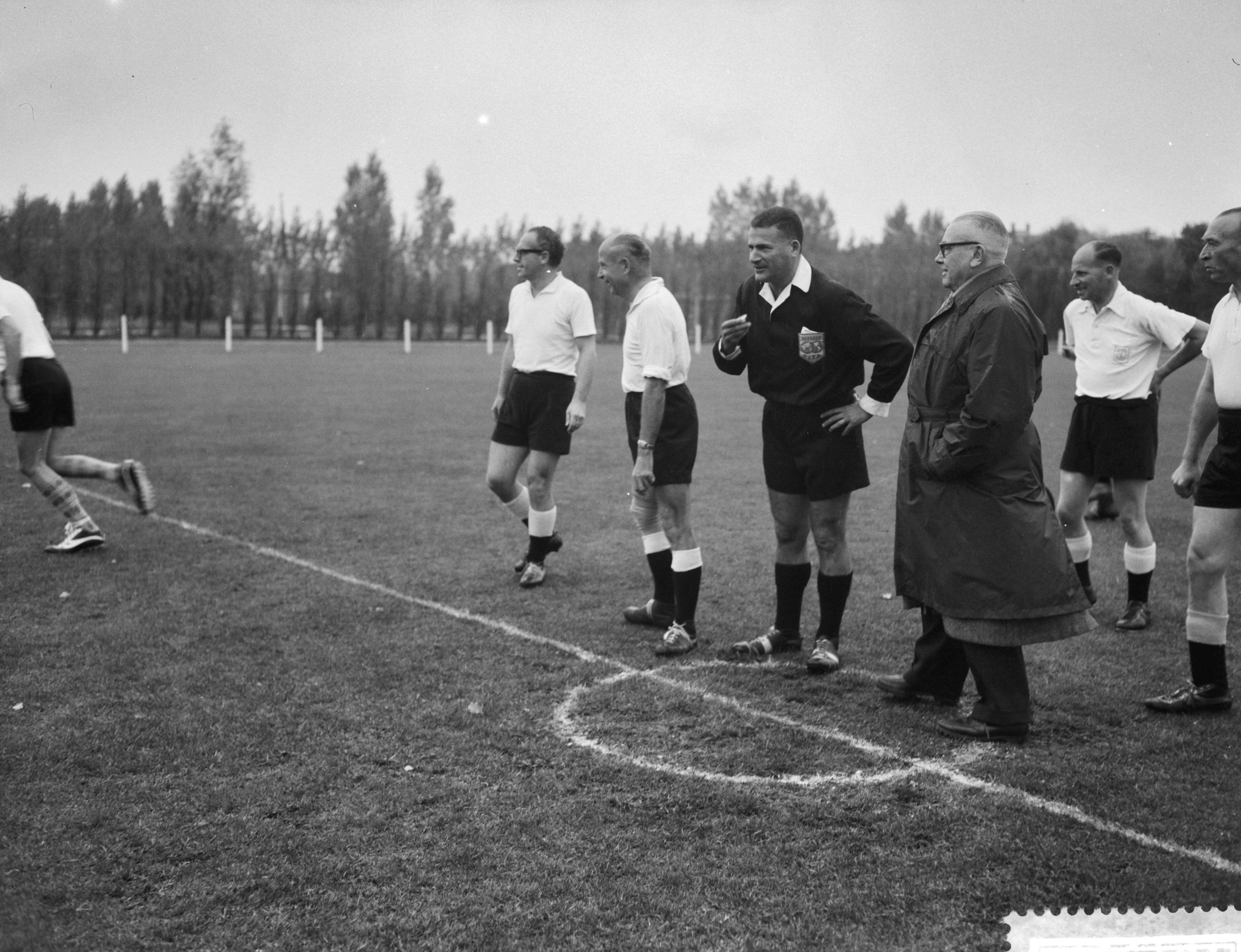 Fotocollectie Anefo — Interparlementair voetbal. Holland tegen België op sportpark Te Werve in Rijswijk. Scheidsrechter Leo Horn en kamervoorzitter Kortenhorst — Foto: Rossem, Wim van / Anefo. Licentie: Set B: Rechtenvrij / Publiek Domein. Bron: Nationaal Archief. http://hdl.handle.net/10648/a99fff18-d0b4-102d-bcf8-003048976d84