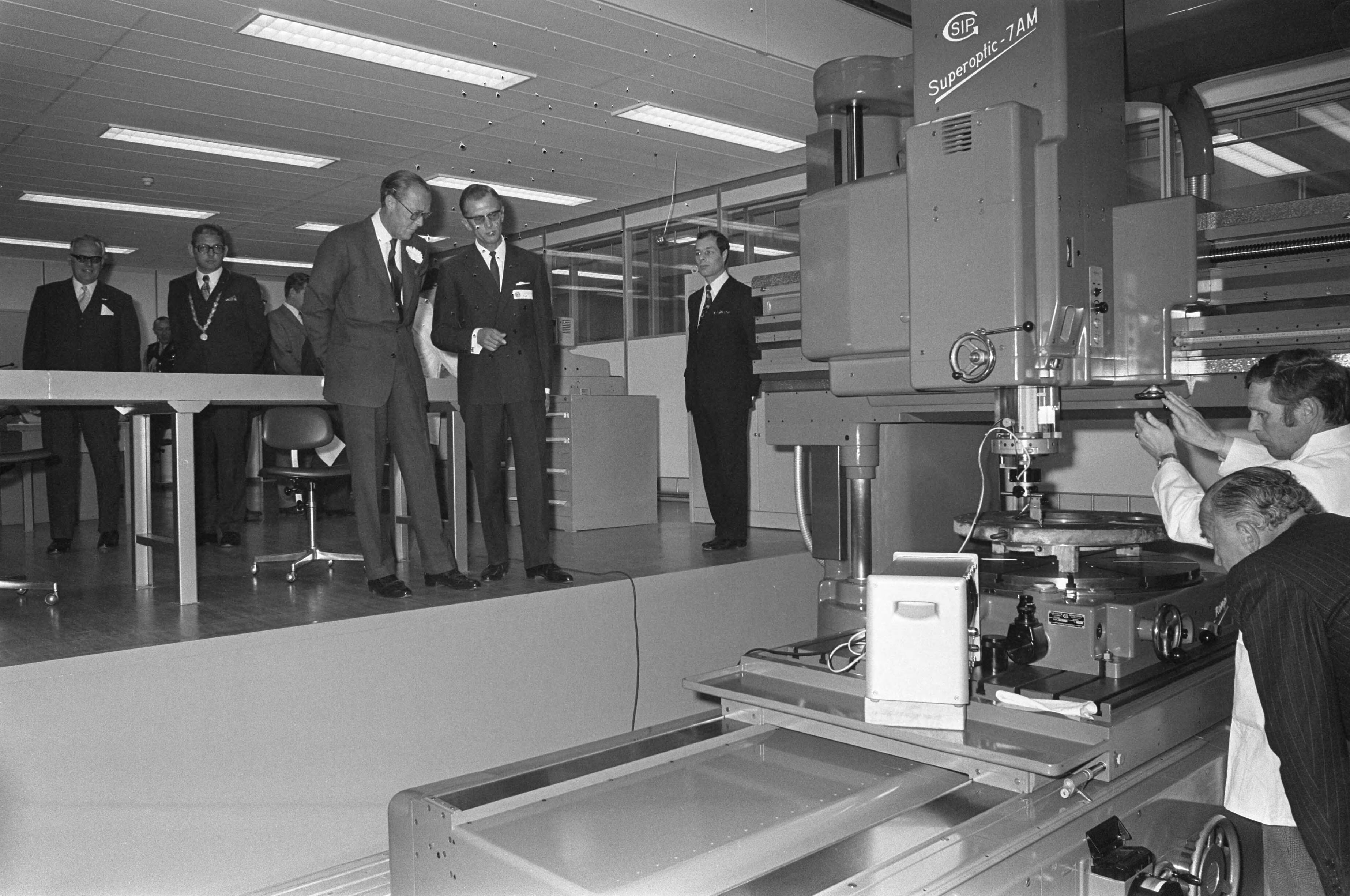 Opening van A. B. Svenska Kullagerfabriken Research Centre te Jutphaas door Prins Bernhard en prins Bert van Zweden — Prins Bernhard tijdens rondleiding — Foto: Fotograaf Onbekend / Anefo. Licentie: Set B: Rechtenvrij / Publiek Domein. Bron: Nationaal Archief. http://hdl.handle.net/10648/abe75a78-d0b4-102d-bcf8-003048976d84