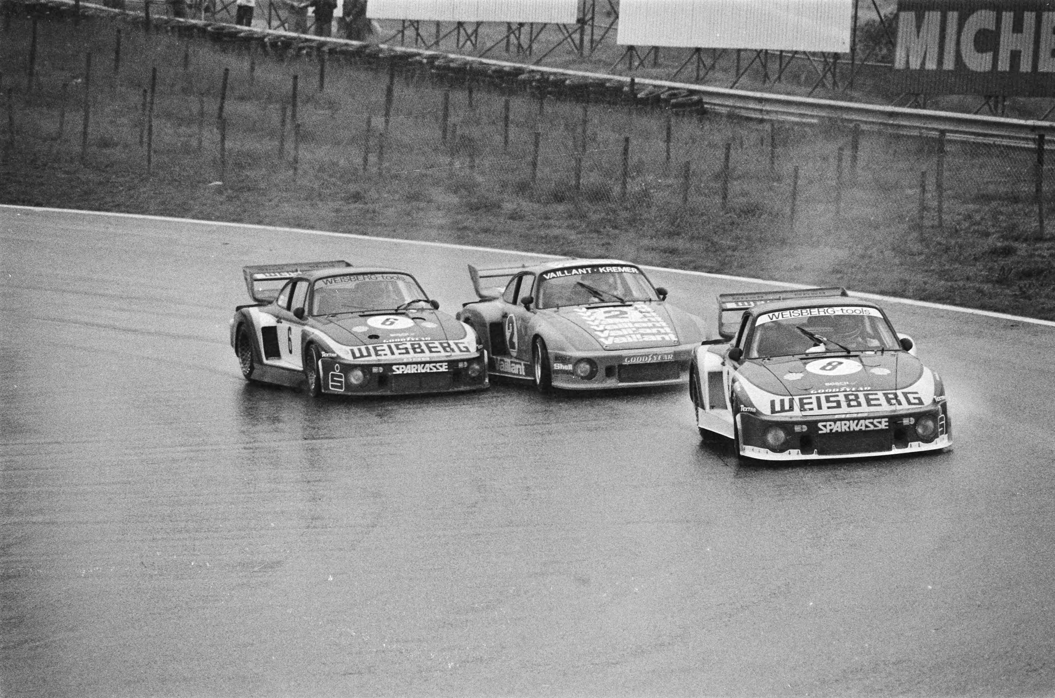 Fotocollectie Anefo — Autoraces in Zandvoort om het Duits kampioenschap; klasse boven 2000cc v.l.n.r. Toine Hezemans (2e), Bob Wodek en John Fitz Patrick allen in Porsche Turbo / — Foto: Verhoeff, Bert / Anefo. Licentie: Set B: Rechtenvrij / Publiek Domein. Bron: Nationaal Archief. http://hdl.handle.net/10648/acb80f38-d0b4-102d-bcf8-003048976d84