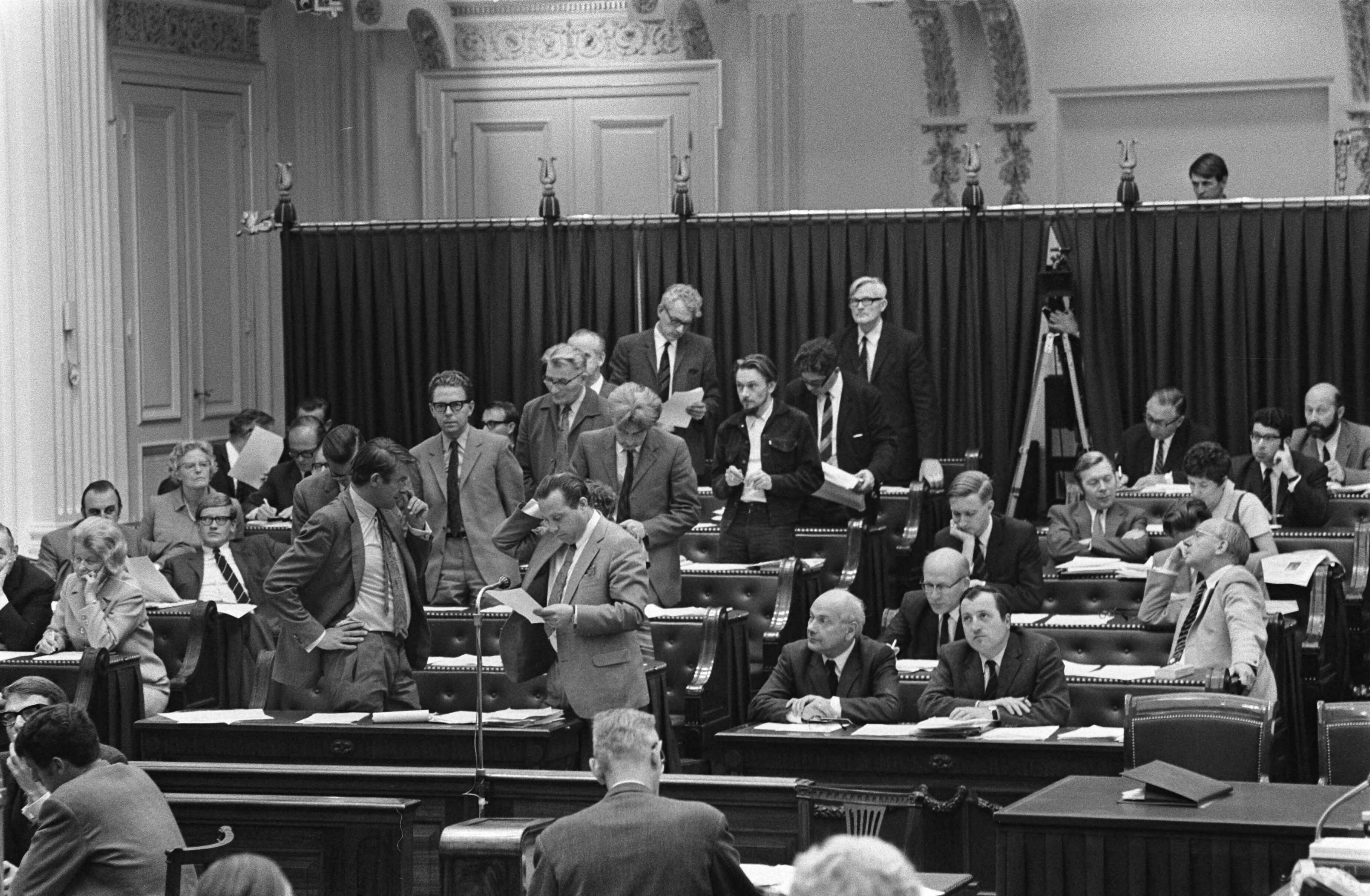 Fotocollectie Anefo — Tweede Kamer : Wet Veringa aangenomen; Den Haag ; stemming — Foto: Evers, Joost / Anefo. Licentie: Set B: Rechtenvrij / Publiek Domein. Bron: Nationaal Archief. http://hdl.handle.net/10648/aba494a4-d0b4-102d-bcf8-003048976d84