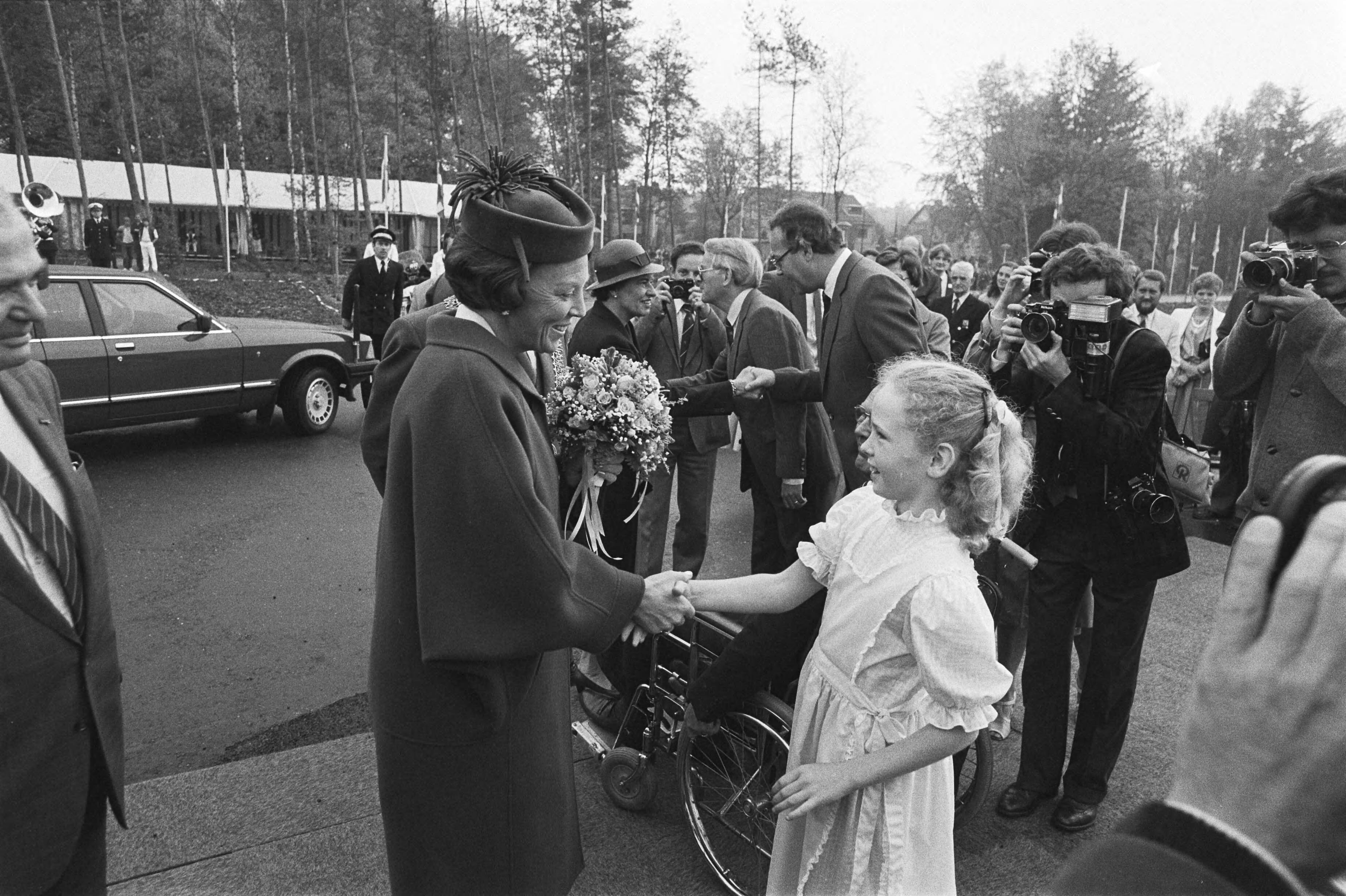 Fotocollectie Anefo — Koningin Beatrix opent centrum BNMO in Doorn — Foto: Antonisse, Marcel / Anefo. Licentie: Set B: Rechtenvrij / Publiek Domein. Bron: Nationaal Archief. http://hdl.handle.net/10648/ad38cae2-d0b4-102d-bcf8-003048976d84