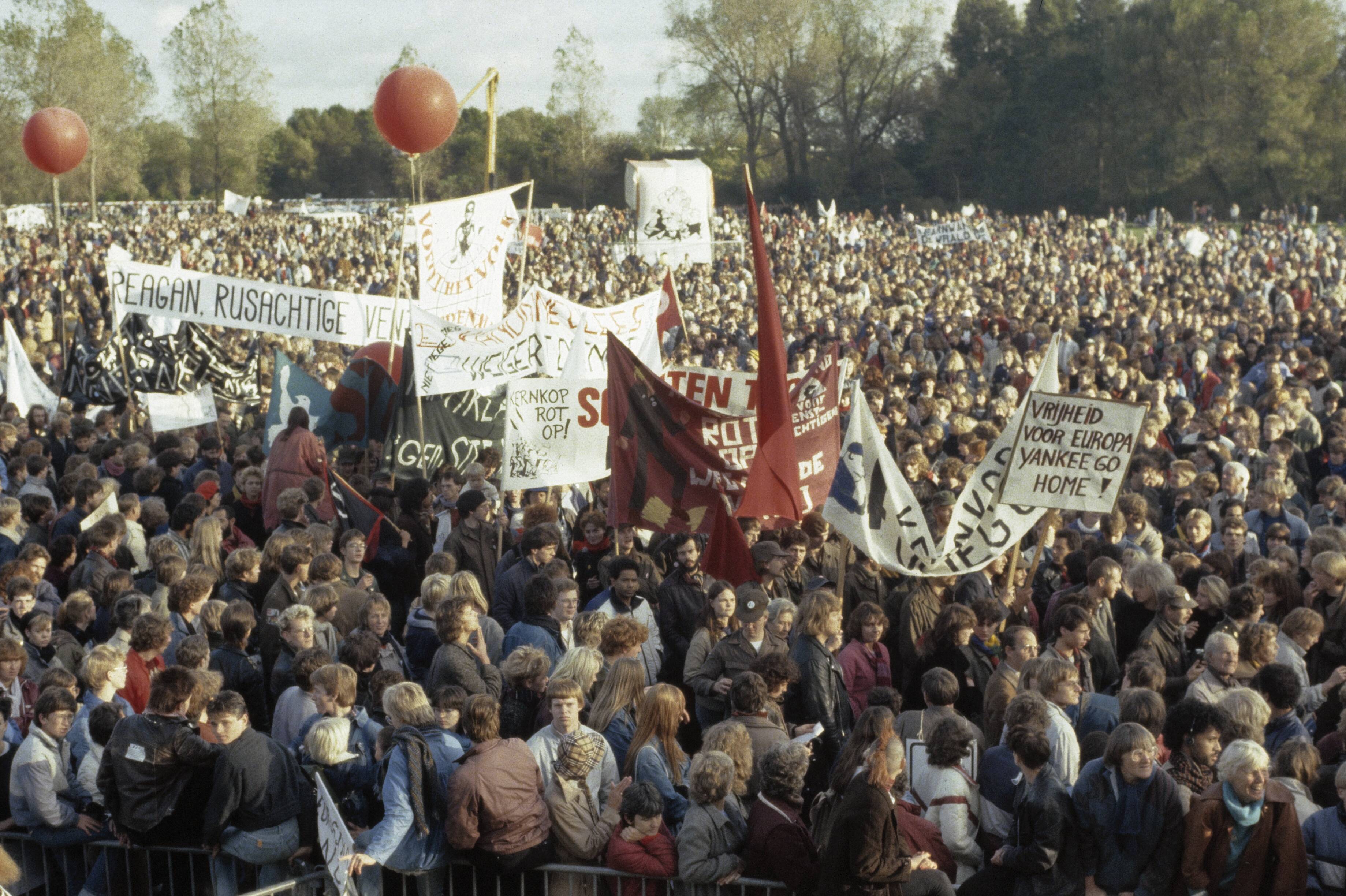 Fotocollectie Anefo — Anti kernwapendemonstratie in Den Haag ( 550 duizend deelnemers ); overzichten — Foto: Antonisse, Marcel / Anefo. Licentie: Set B: Rechtenvrij / Publiek Domein. Bron: Nationaal Archief. http://hdl.handle.net/10648/ad8b675c-d0b4-102d-bcf8-003048976d84