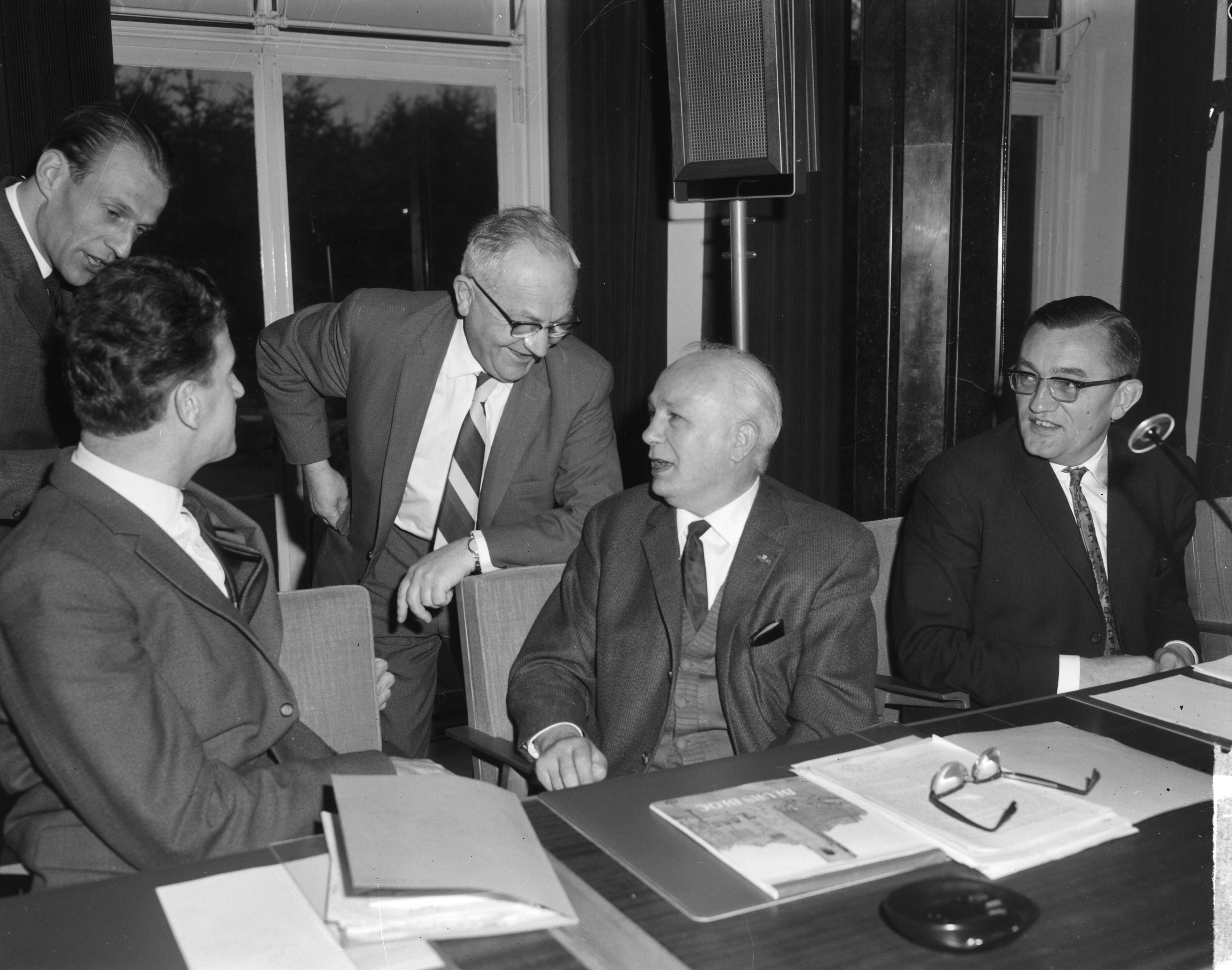 Fotocollectie Anefo — Loonoverleg Stichting van de Arbeid in SER-gebouw te Den Haag — Foto: Bilsen, Joop van / Anefo. Licentie: Set B: Rechtenvrij / Publiek Domein. Bron: Nationaal Archief. http://hdl.handle.net/10648/aa4bd5b8-d0b4-102d-bcf8-003048976d84