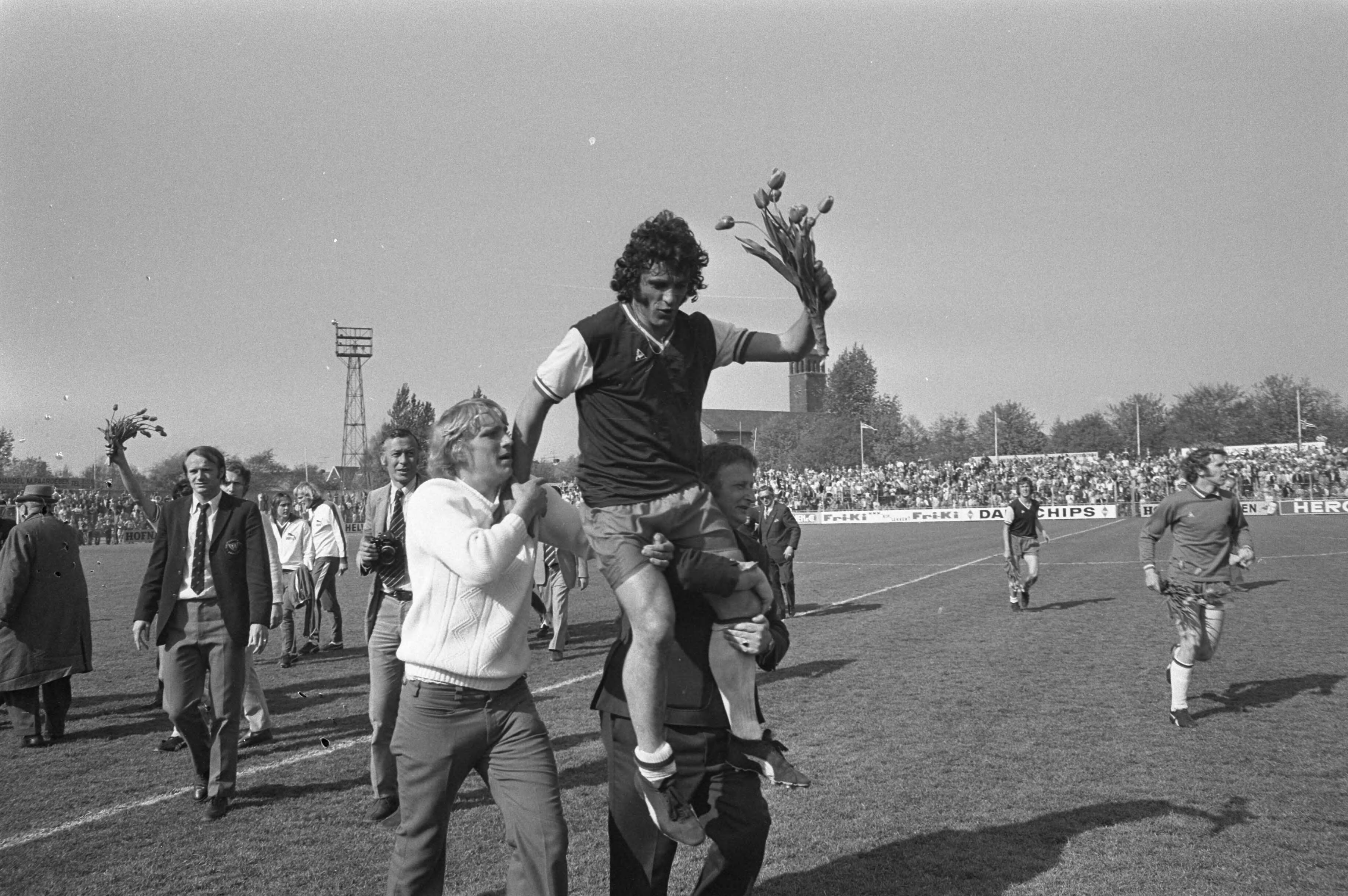 HFC Haarlem-BV Veendam: 2-1; Haarlem promoveert naar de eredivisie — Speler Gerrie de Goede op de schouders genomen — Foto: Fotograaf Onbekend / Anefo. Licentie: Set B: Rechtenvrij / Publiek Domein. Bron: Nationaal Archief. http://hdl.handle.net/10648/abe95378-d0b4-102d-bcf8-003048976d84