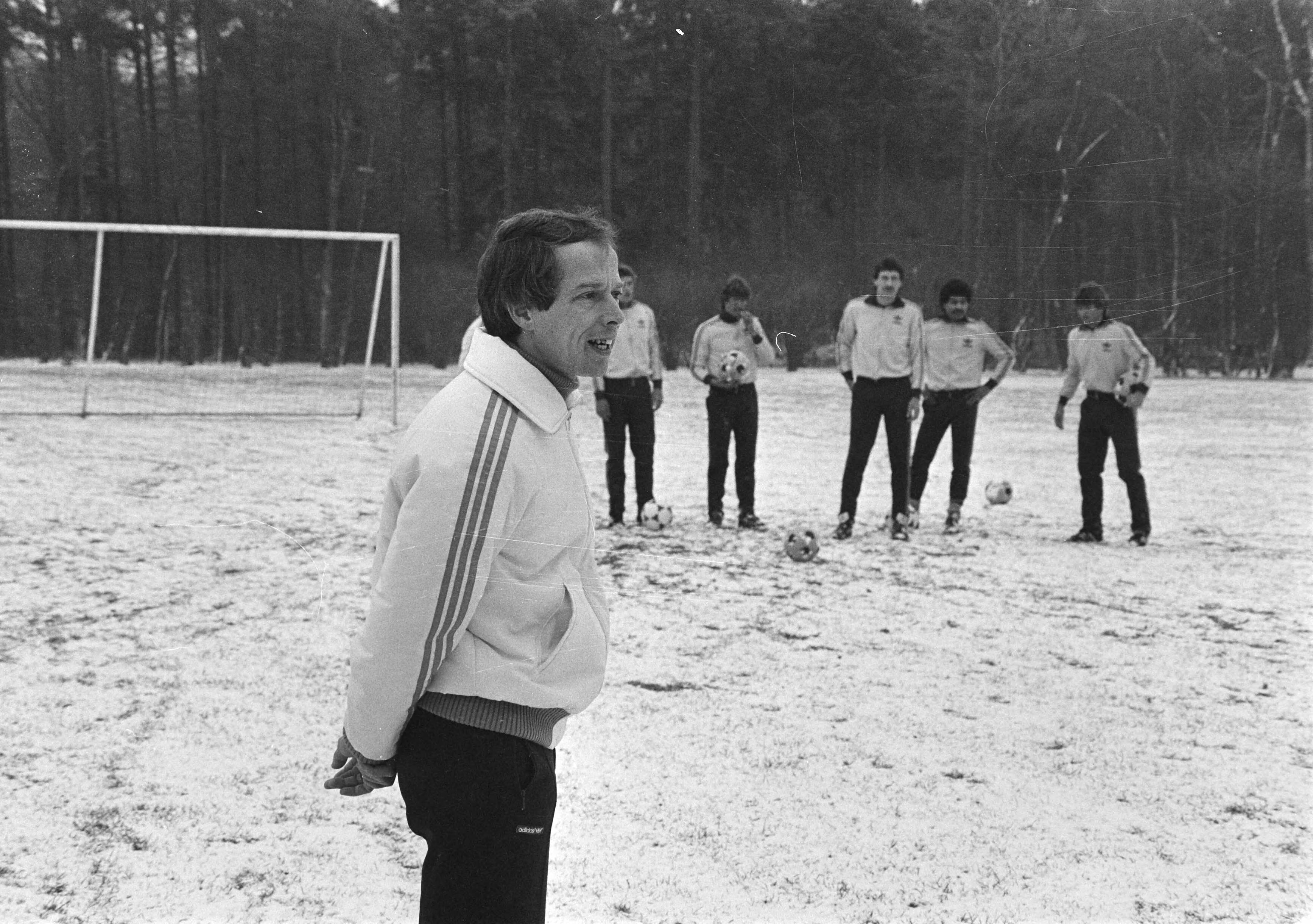 Fotocollectie Anefo — Training Nederlands voetbal-elftal in Zeist, trainer Rob Baan en leden van het elftal — Foto: Dijk, Hans van / Anefo. Licentie: Set B: Rechtenvrij / Publiek Domein. Bron: Nationaal Archief. http://hdl.handle.net/10648/acf55a78-d0b4-102d-bcf8-003048976d84