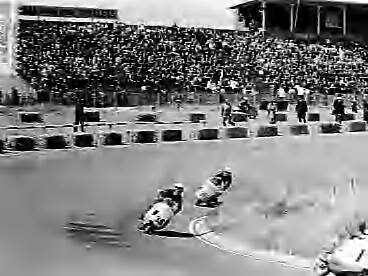 Fotocollectie Anefo — KNMV-motorraces en zijspanraces op het circuit van Zandvoort. Onder aan de Hunzerug — Foto: Bilsen, Joop van / Anefo. Licentie: Set B: Rechtenvrij / Publiek Domein. Bron: Nationaal Archief. http://hdl.handle.net/10648/a964af12-d0b4-102d-bcf8-003048976d84