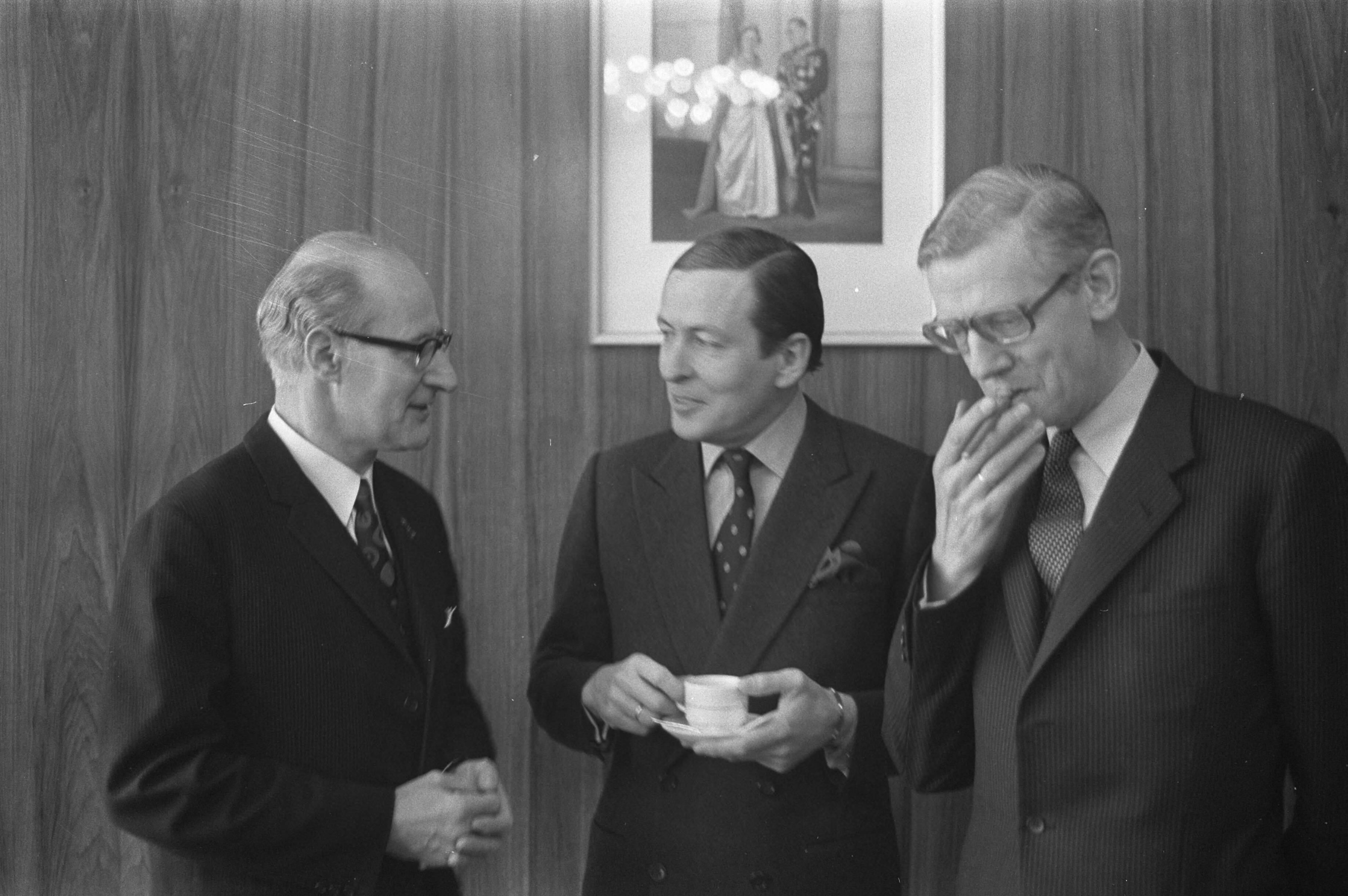 Fotocollectie Anefo — Congres over stadsvernieuwing in congresgebouw Den Haag v.l.n.r. oud minister Schut , Prins Claus , minister Udink — Foto: Peters, Hans / Anefo. Licentie: Set B: Rechtenvrij / Publiek Domein. Bron: Nationaal Archief. http://hdl.handle.net/10648/abdf2236-d0b4-102d-bcf8-003048976d84