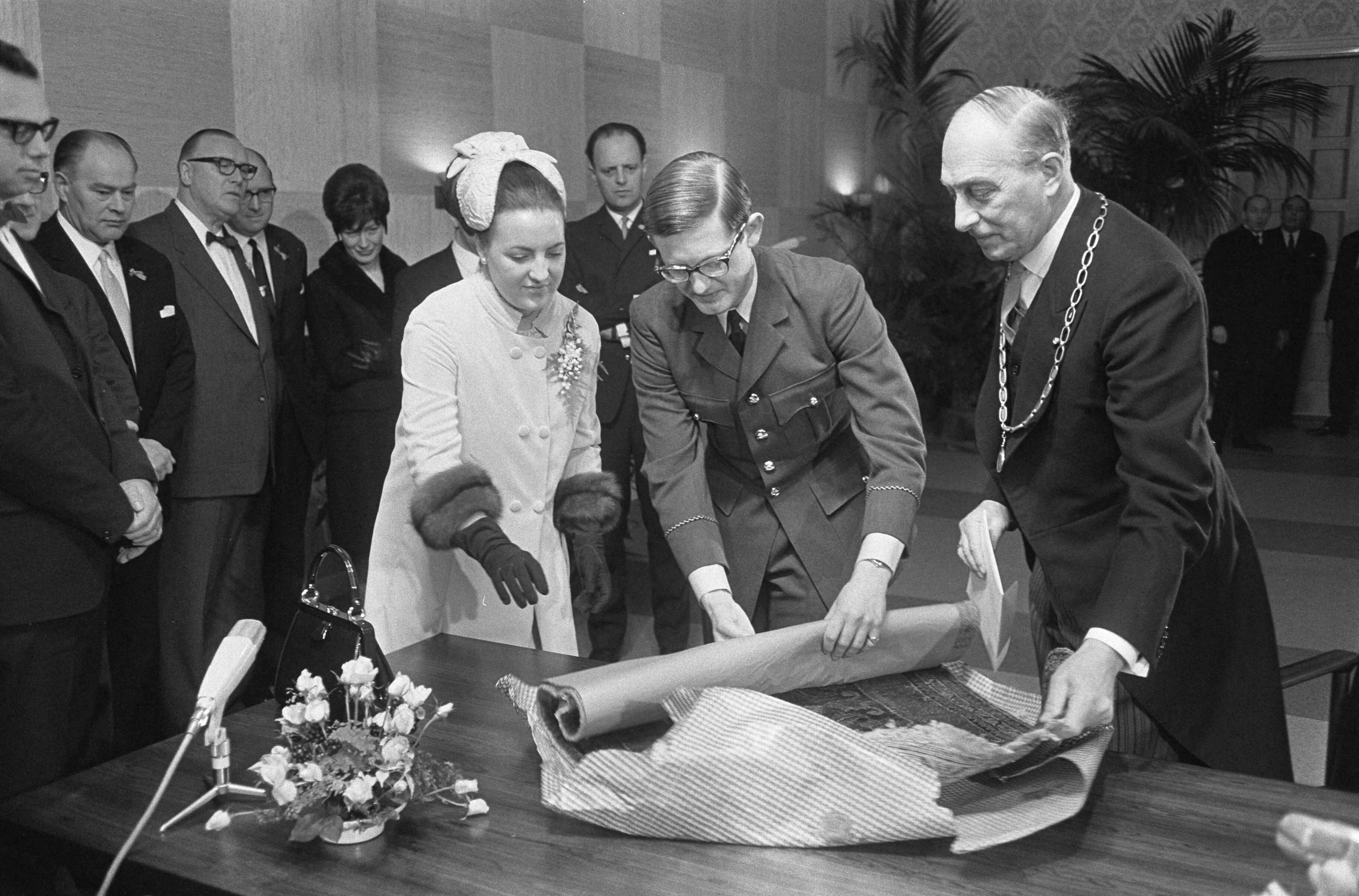 Fotocollectie Anefo — Ondertrouw prinses Margriet en Pieter van Vollenhoven op stadhuis te Baarn — Foto: Koch, Eric / Anefo. Licentie: Set B: Rechtenvrij / Publiek Domein. Bron: Nationaal Archief. http://hdl.handle.net/10648/ab083910-d0b4-102d-bcf8-003048976d84