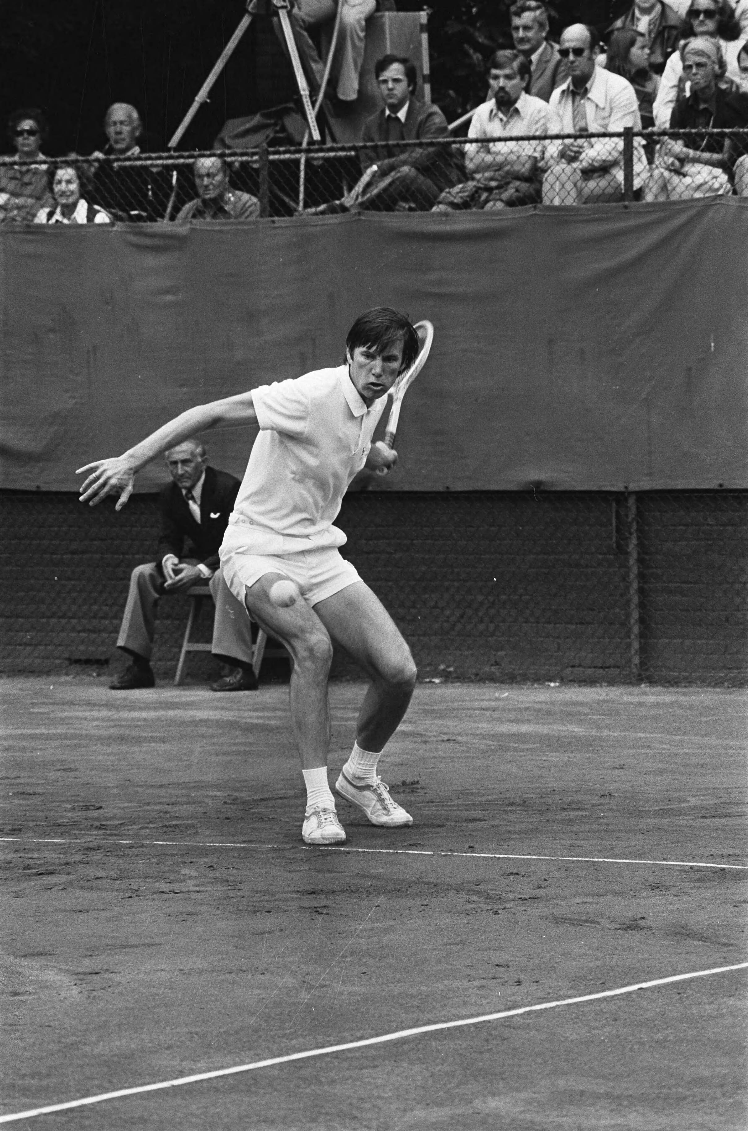 Internationale tenniskampioenschappen 1975 op het Melkhuisje in Hilversum — Pilic (Joeg) in aktie — Foto: Verhoeff, Bert / Anefo. Licentie: Set B: Rechtenvrij / Publiek Domein. Bron: Nationaal Archief. http://hdl.handle.net/10648/ac6d8ea4-d0b4-102d-bcf8-003048976d84
